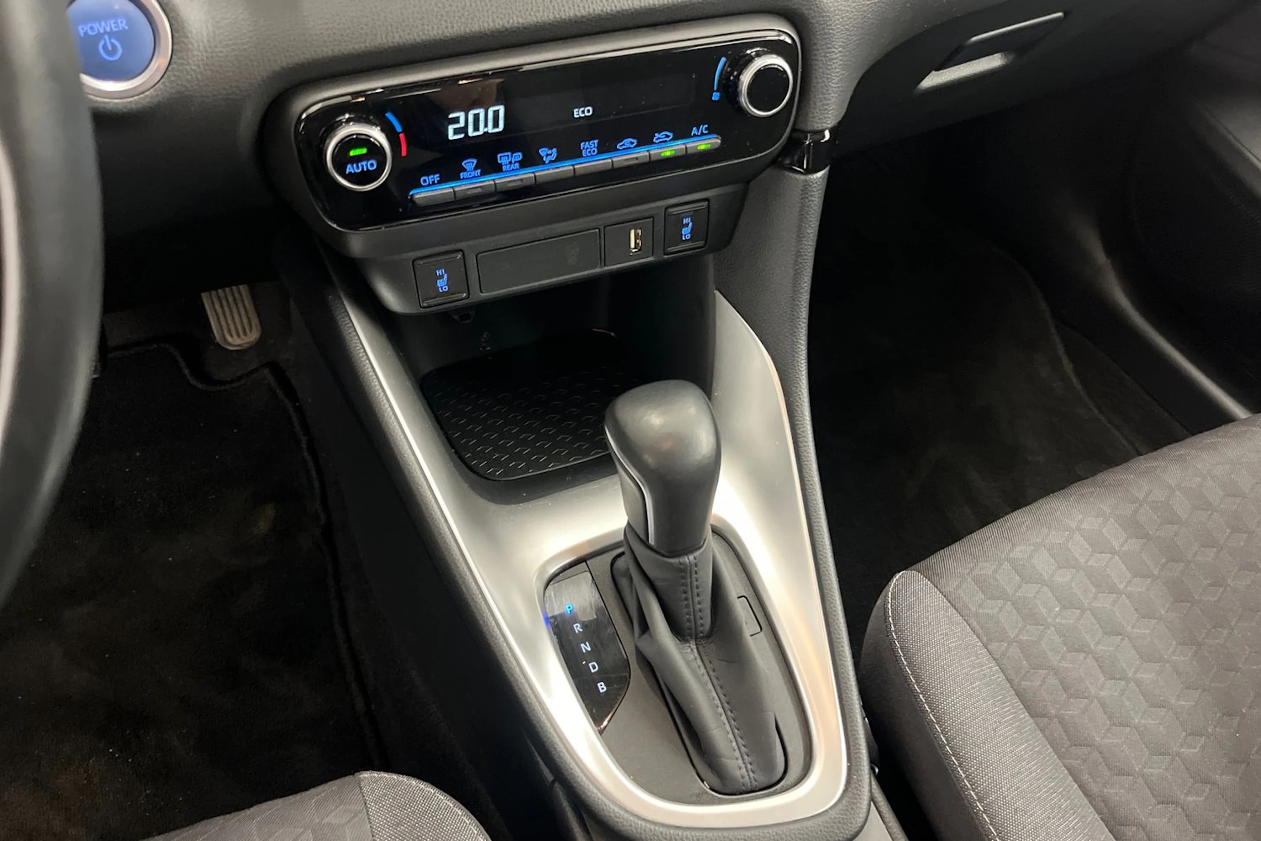 Punainen Toyota Yaris 2021 kuva 18.