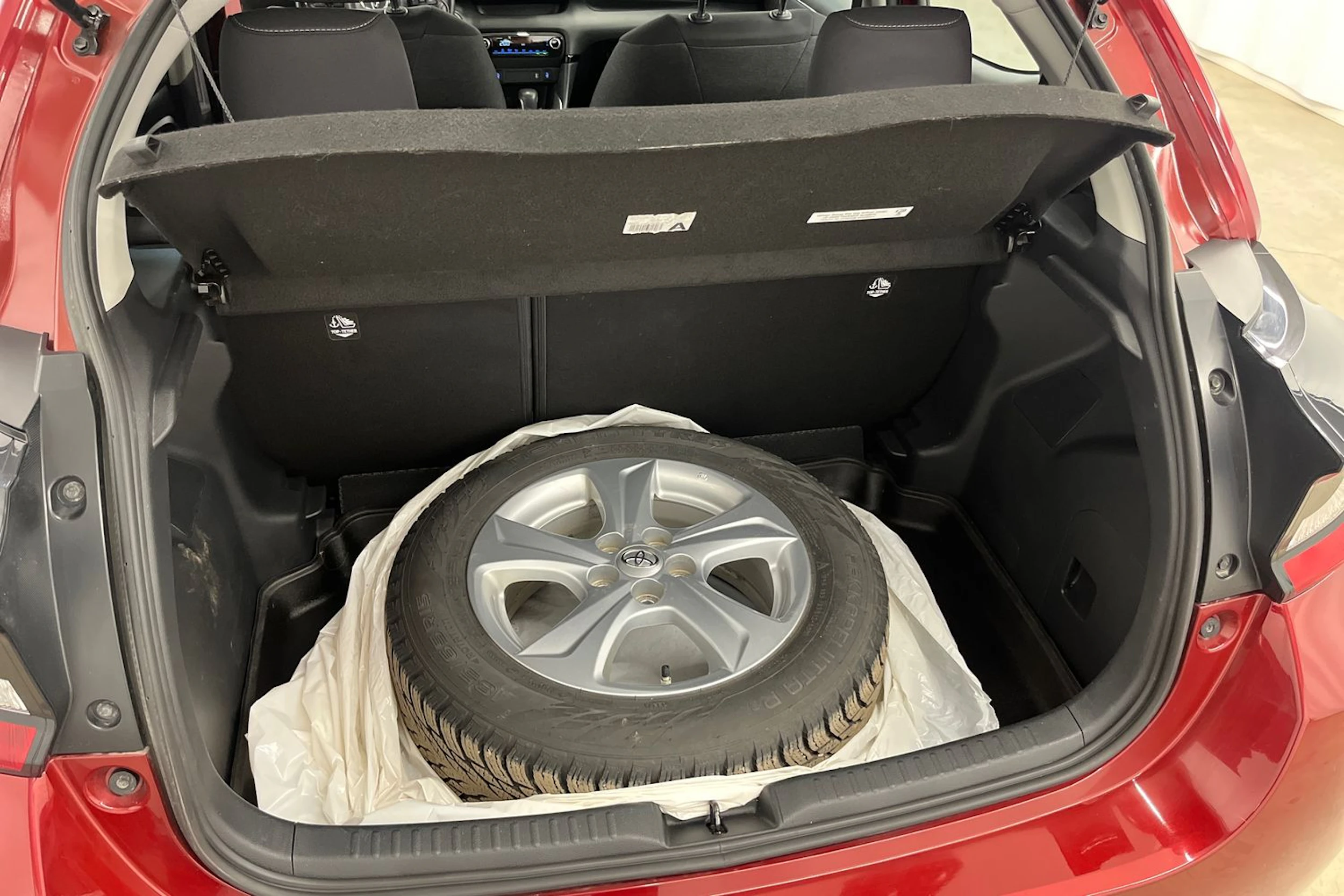 Punainen Toyota Yaris 2021 kuva 21.