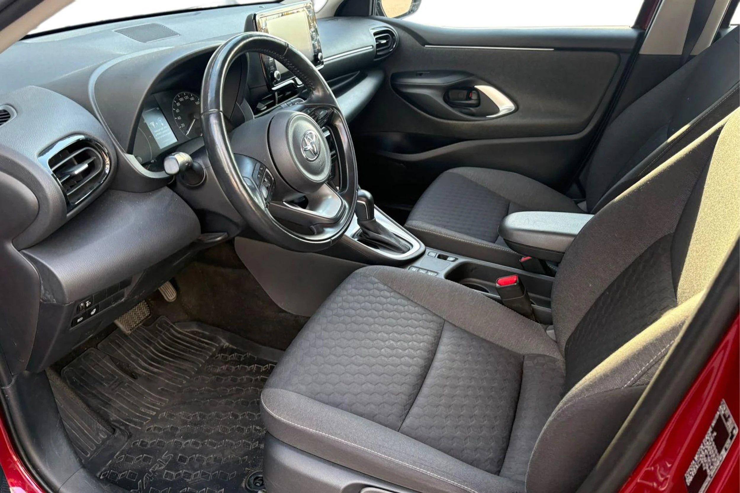 punainen Toyota Yaris 2021 kuva 3.