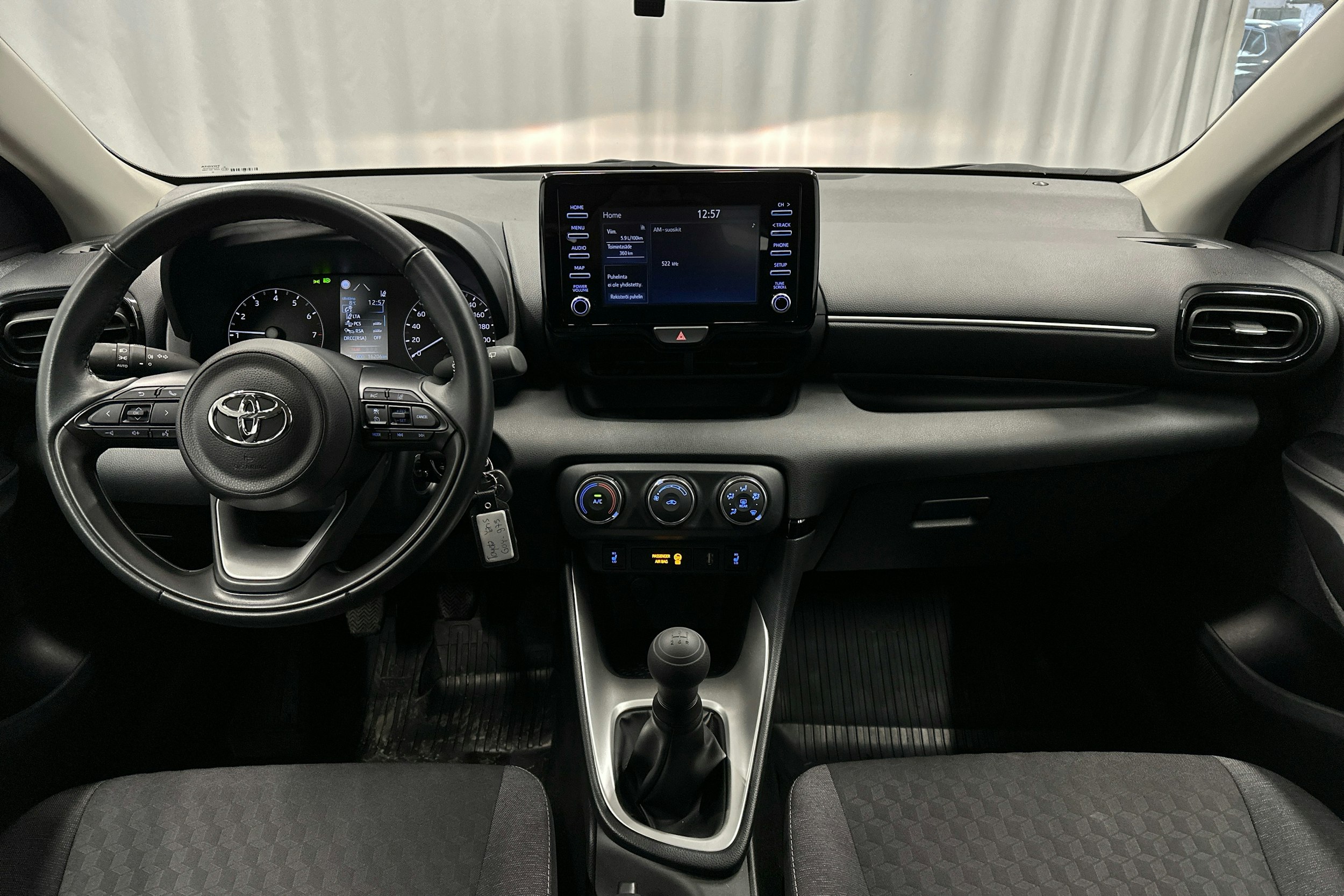 valkoinen Toyota Yaris 2021 kuva 7.