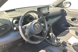 harmaa Toyota Yaris 2021 kuva 3.