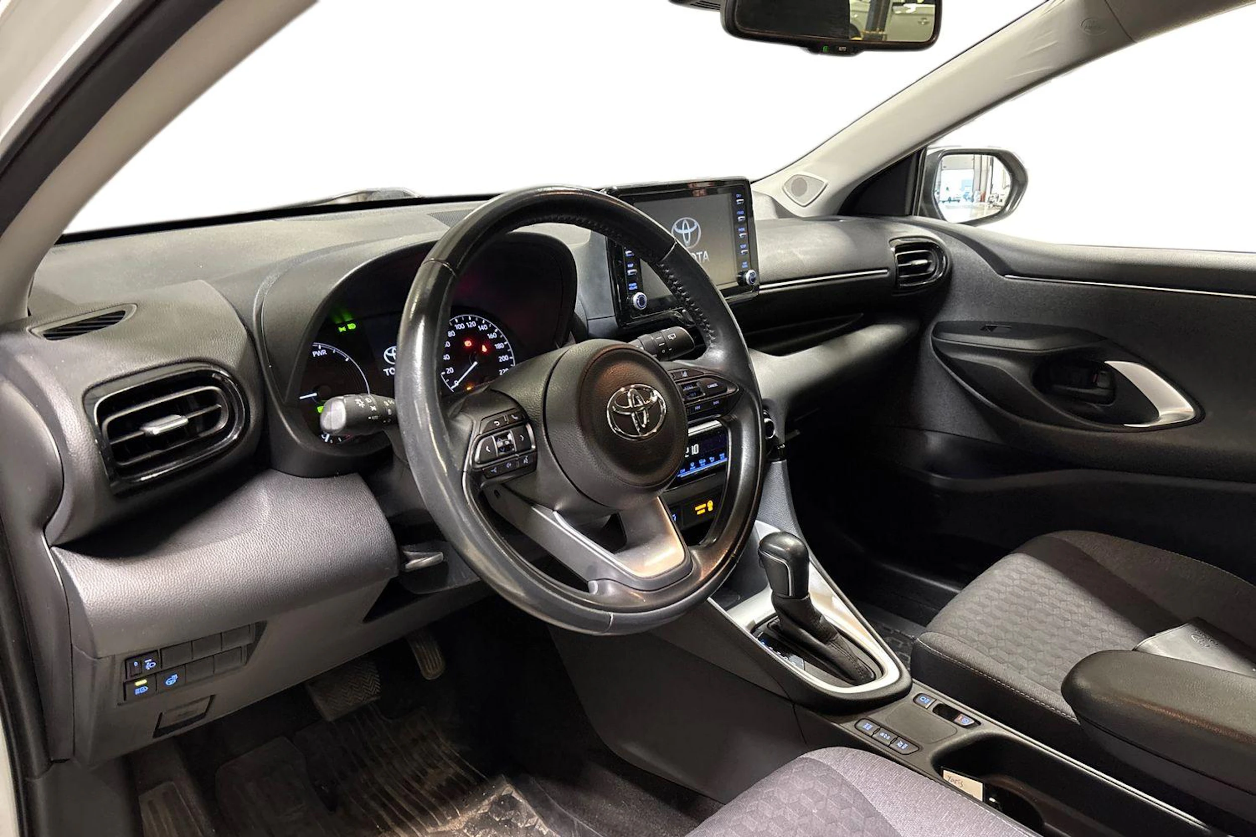 valkoinen Toyota Yaris 2021 kuva 3.