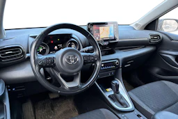 musta Toyota Yaris 2021 kuva 3.