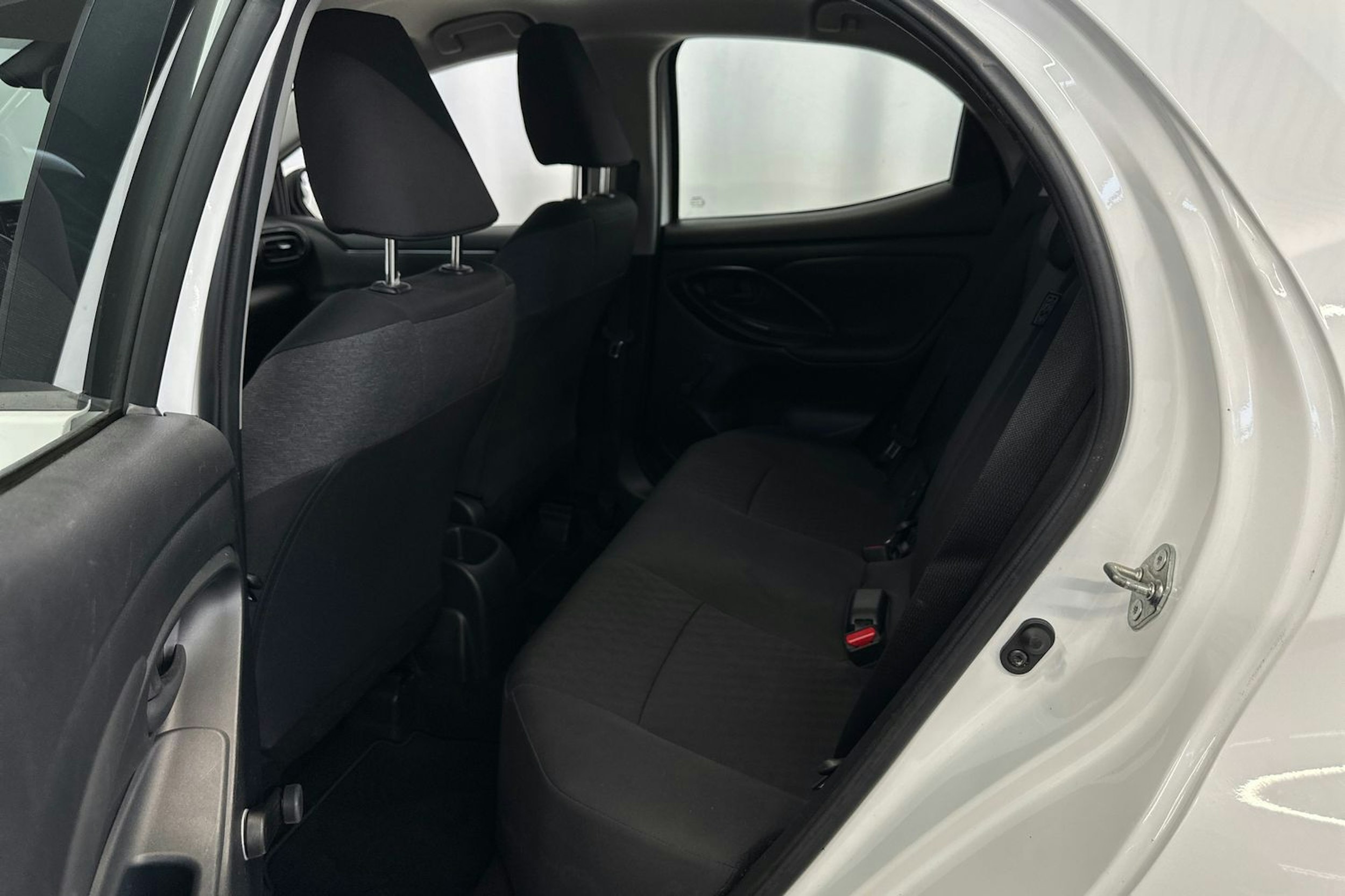 valkoinen Toyota Yaris 2021 kuva 13.