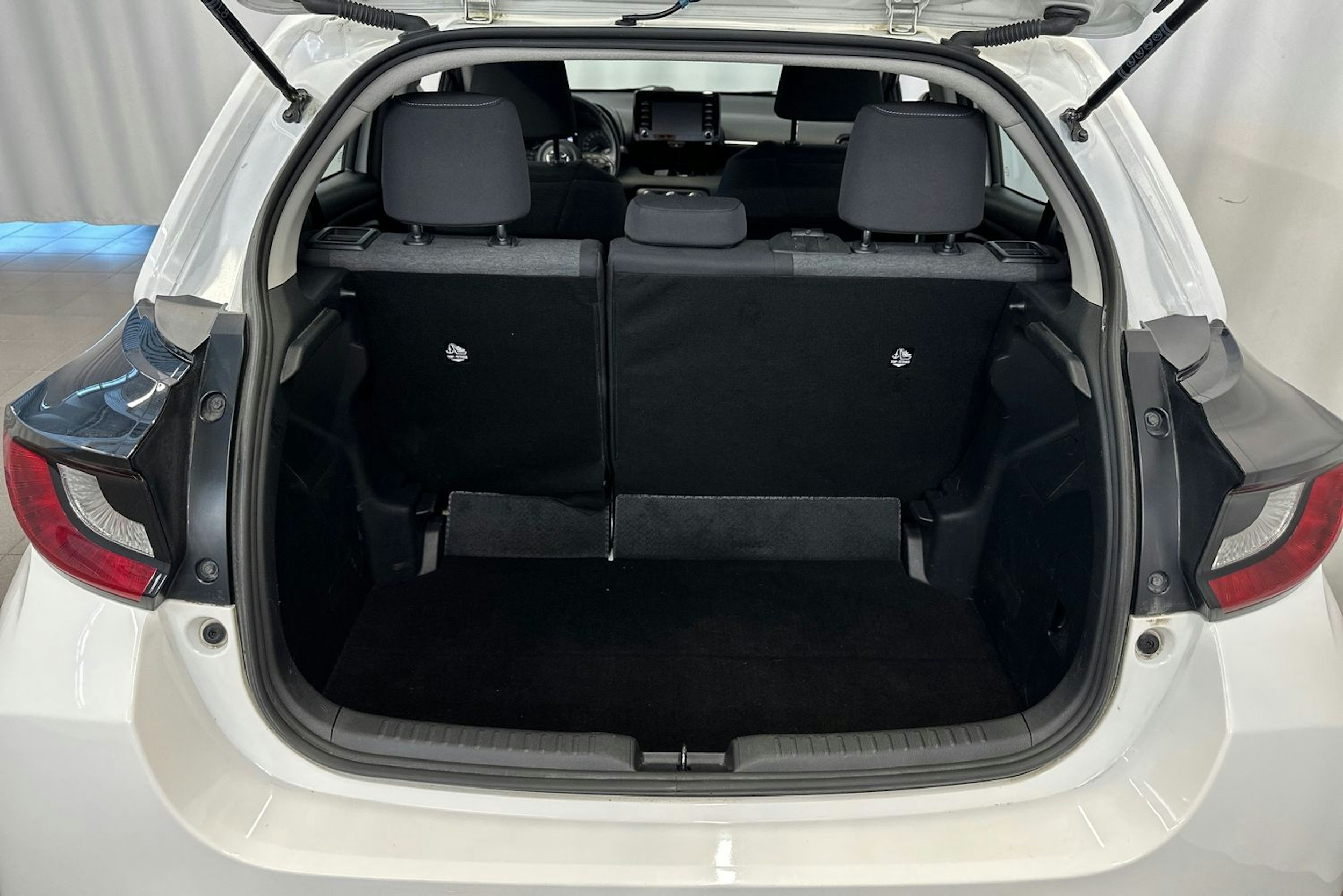 valkoinen Toyota Yaris 2021 kuva 14.