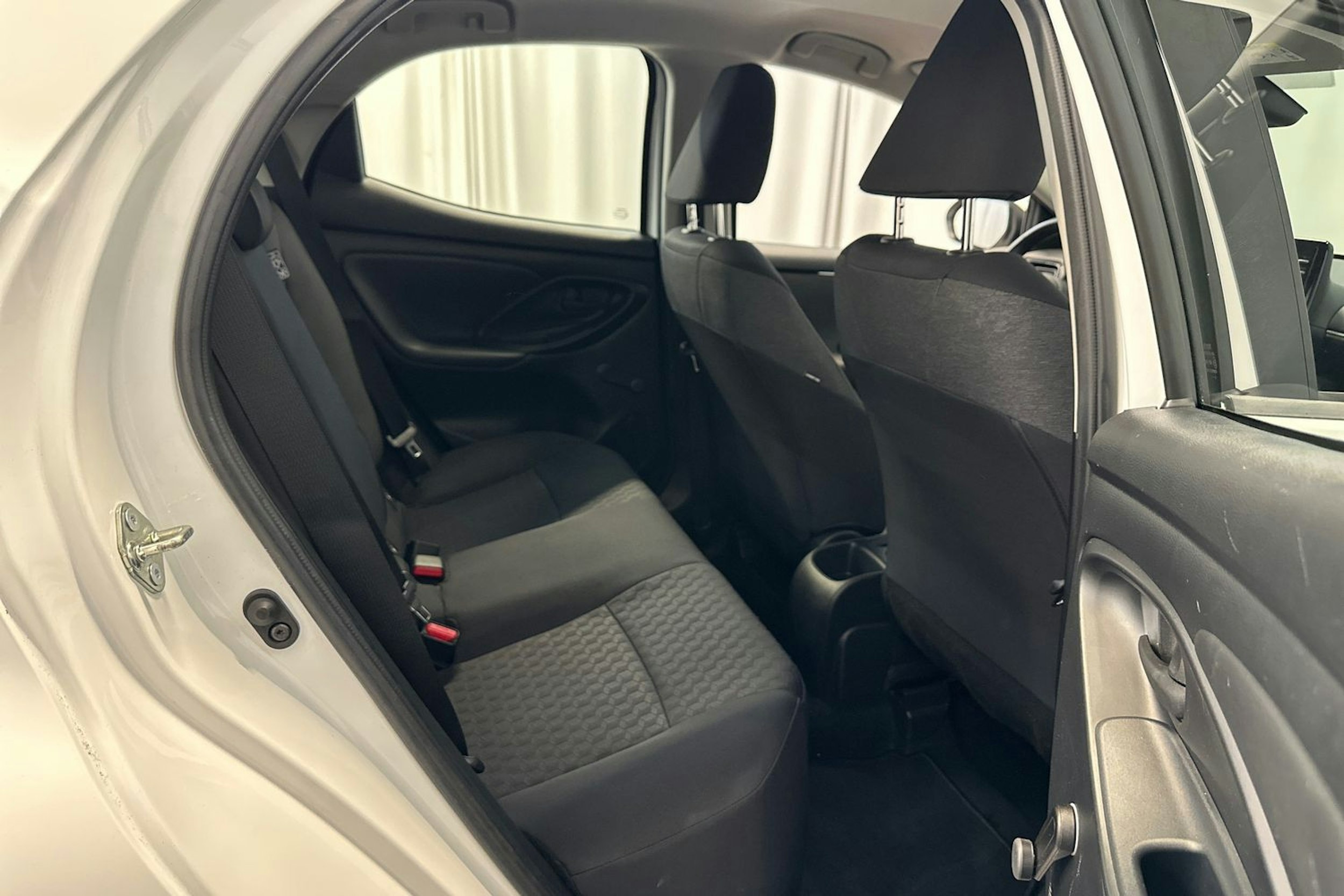 valkoinen Toyota Yaris 2021 kuva 15.