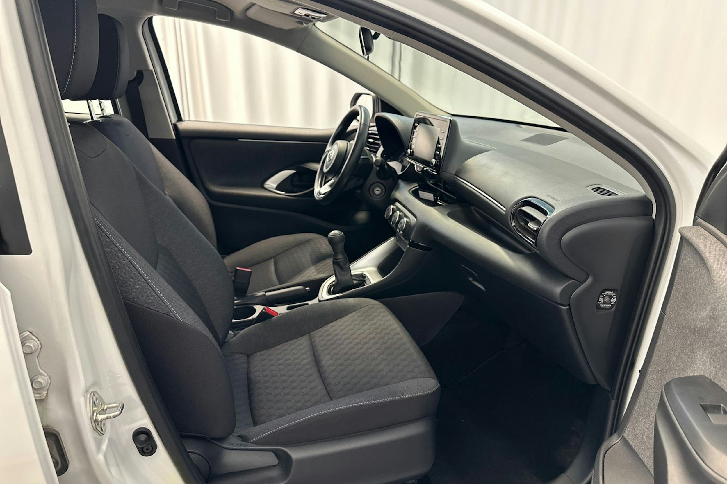 valkoinen Toyota Yaris 2021 kuva 16.