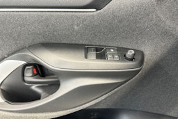 valkoinen Toyota Yaris 2021 kuva 17.