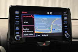 valkoinen Toyota Yaris 2021 kuva 17.