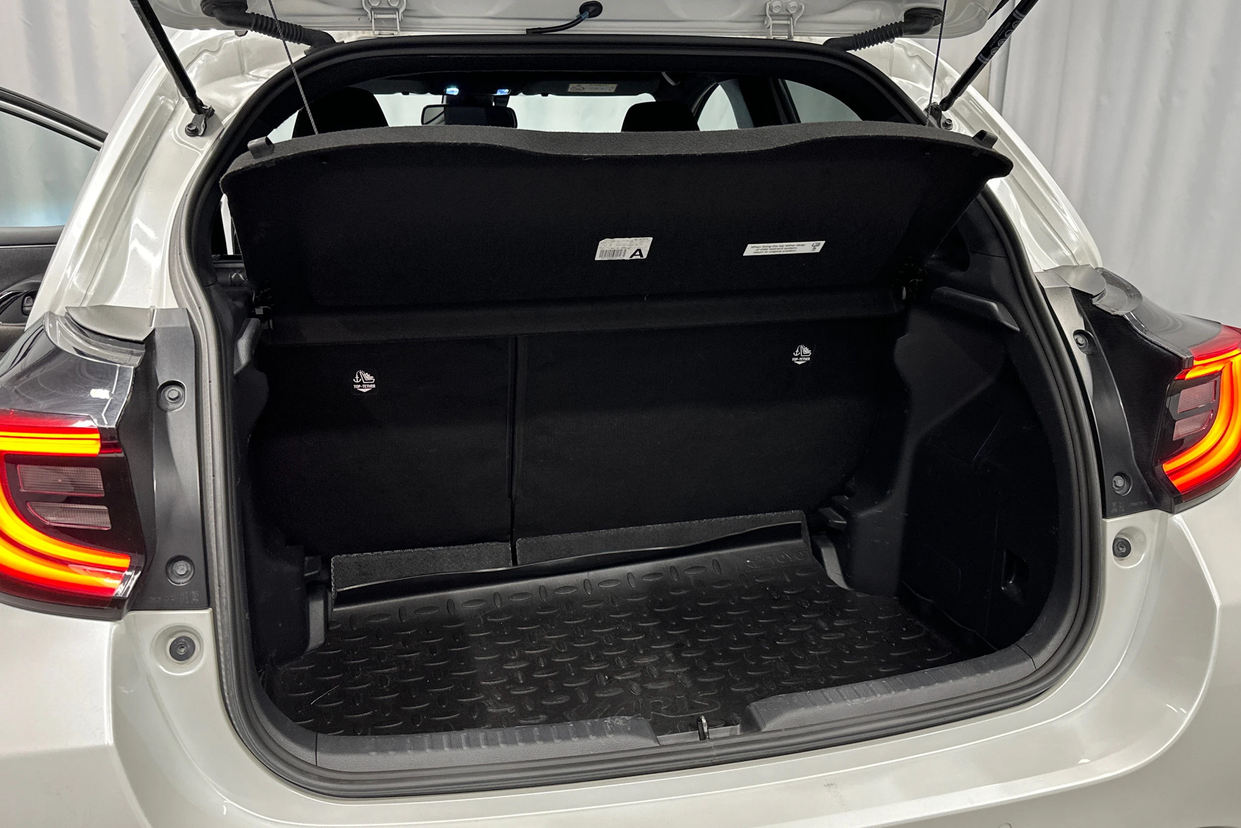 valkoinen Toyota Yaris 2021 kuva 28.