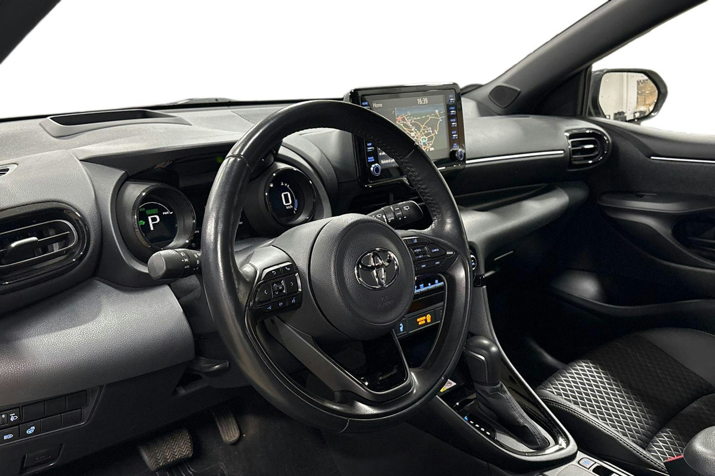 valkoinen Toyota Yaris 2021 kuva 7.