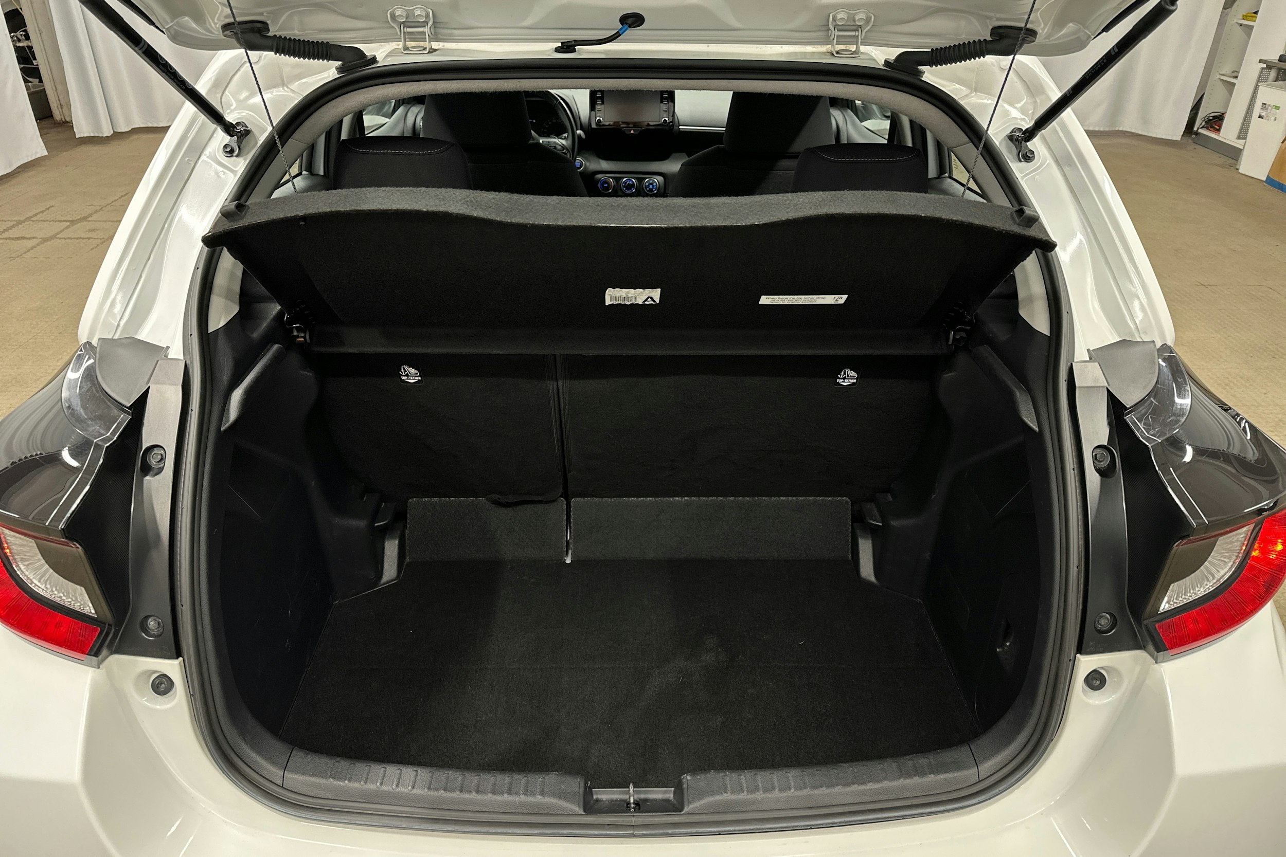 valkoinen Toyota Yaris 2021 kuva 14.