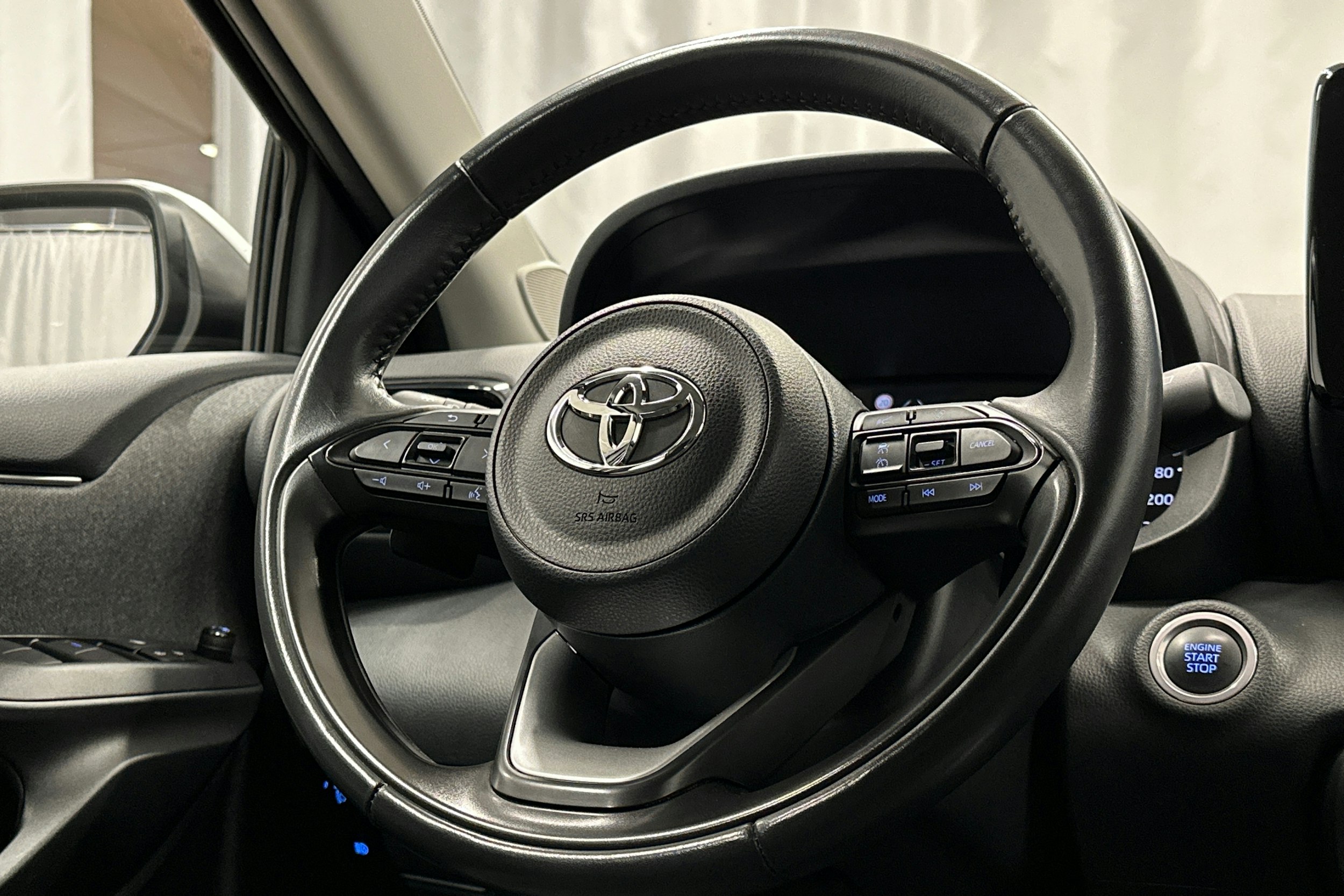 valkoinen Toyota Yaris 2021 kuva 16.