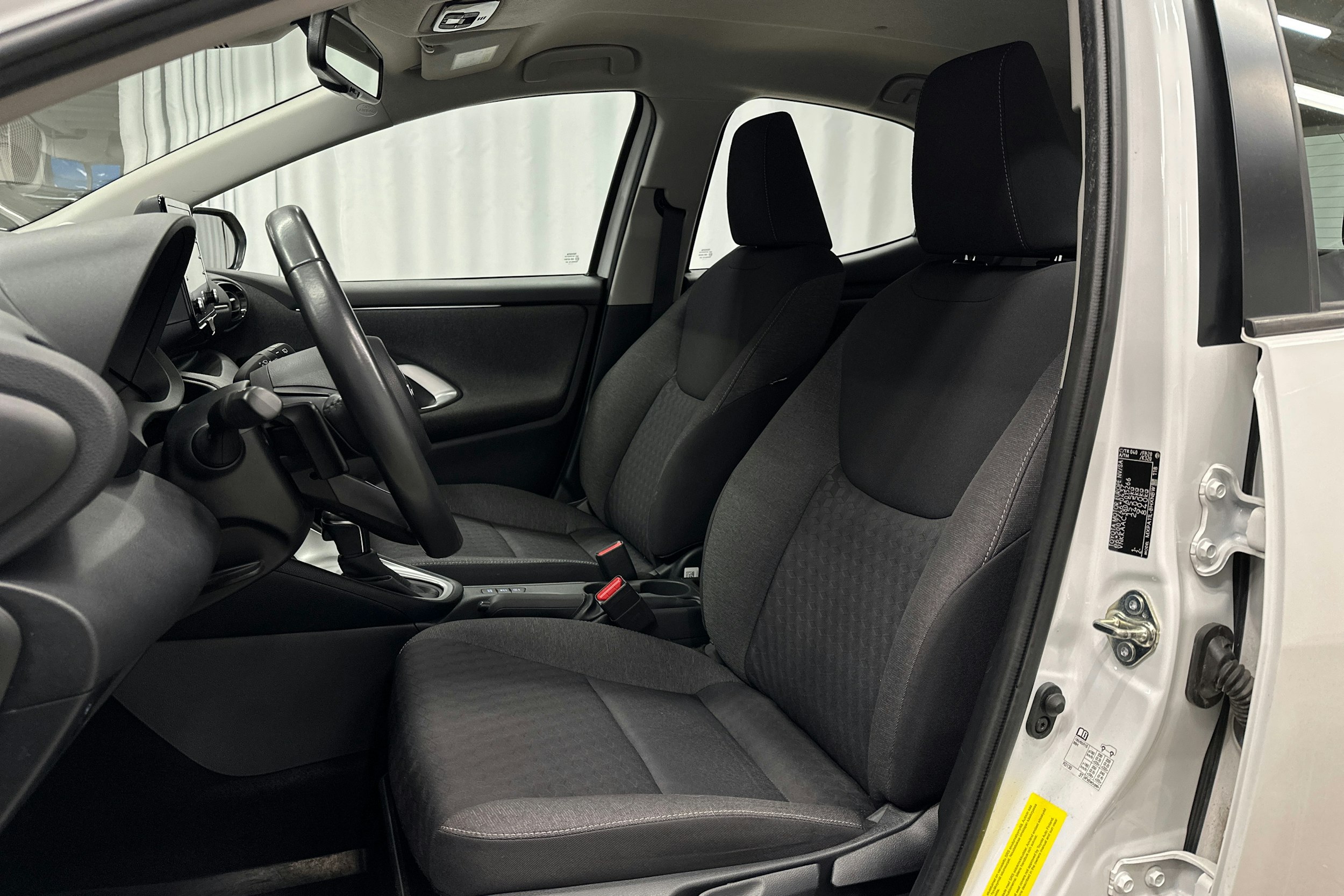 valkoinen Toyota Yaris 2021 kuva 15.