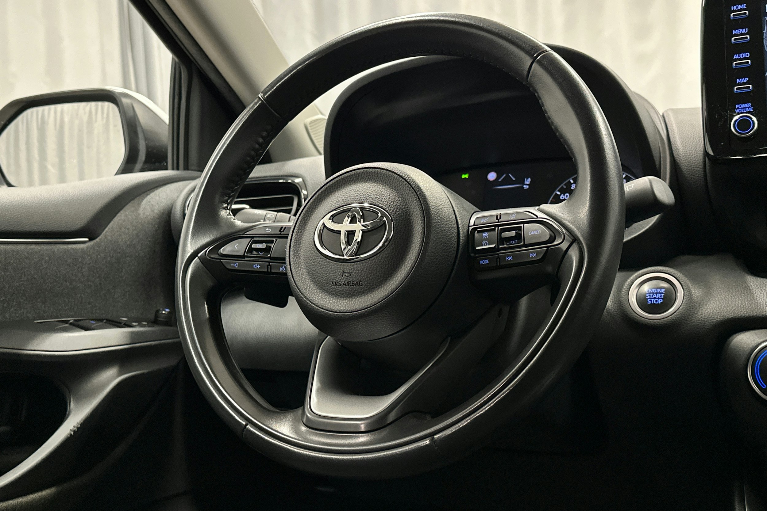 valkoinen Toyota Yaris 2021 kuva 16.