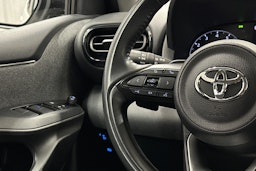 valkoinen Toyota Yaris 2021 kuva 17.