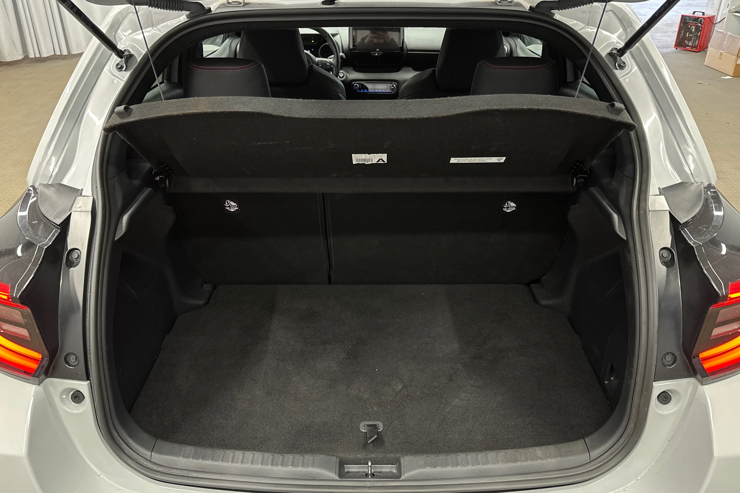 harmaa Toyota Yaris 2022 kuva 15.