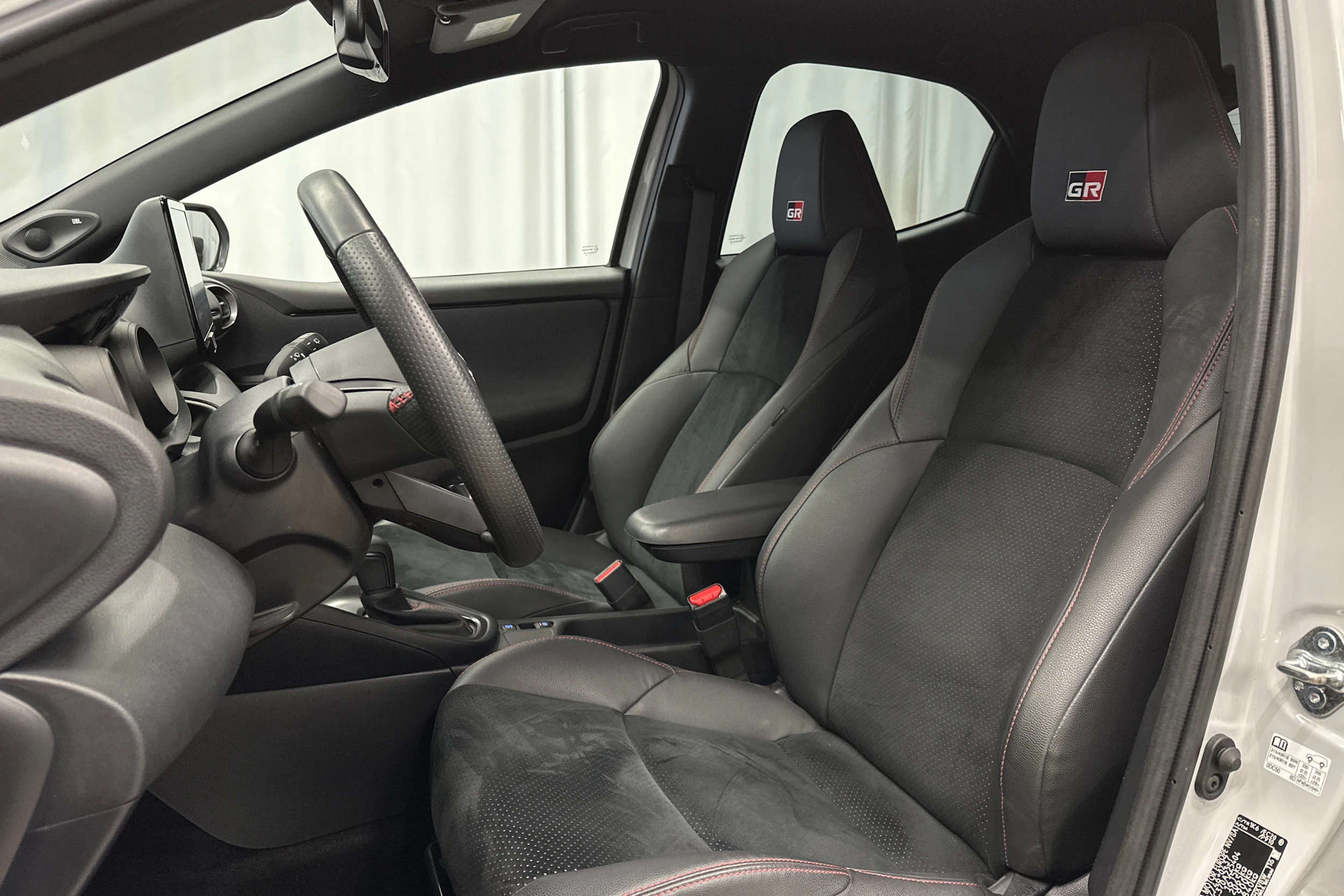 harmaa Toyota Yaris 2022 kuva 16.