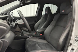 harmaa Toyota Yaris 2022 kuva 16.