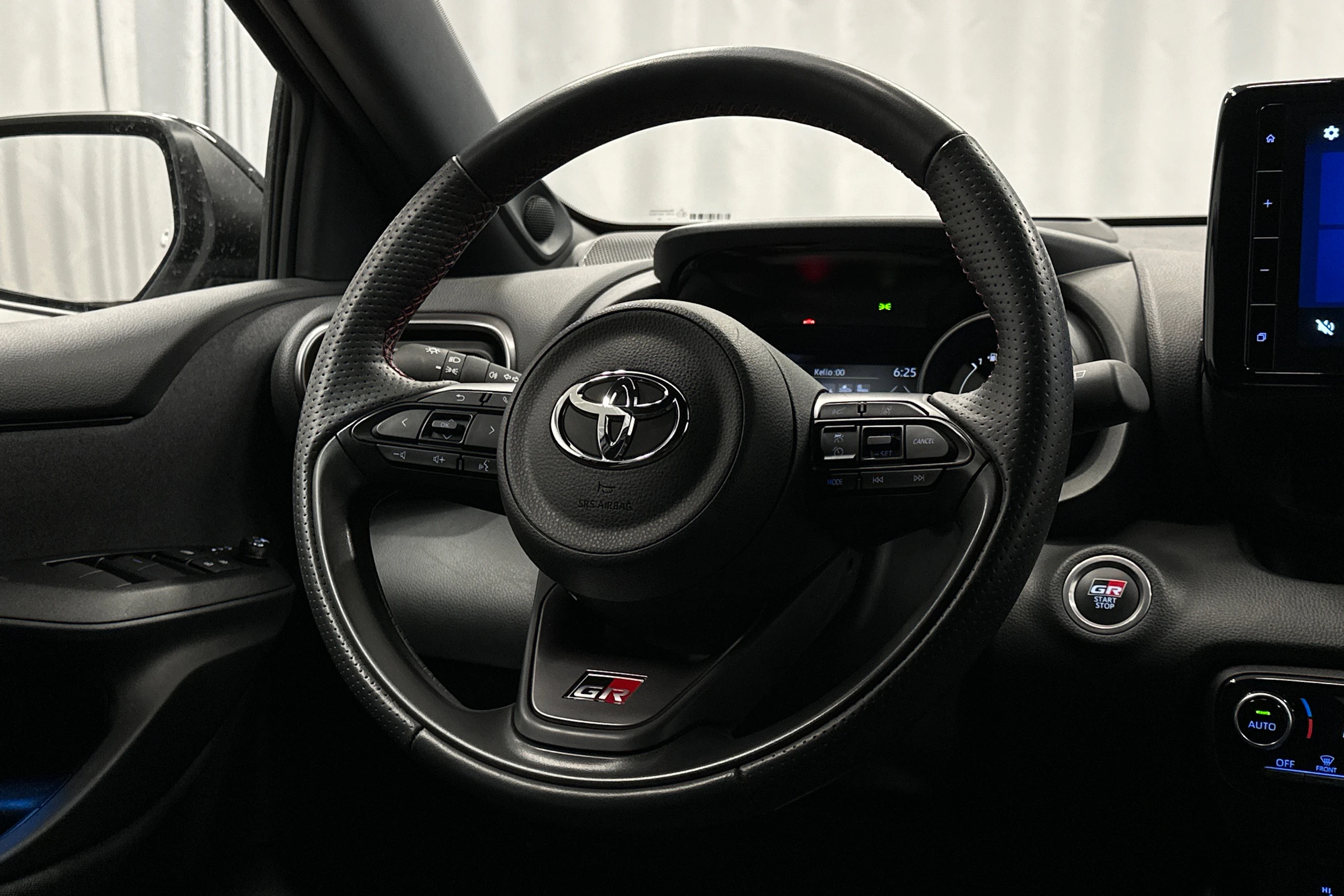 harmaa Toyota Yaris 2022 kuva 17.