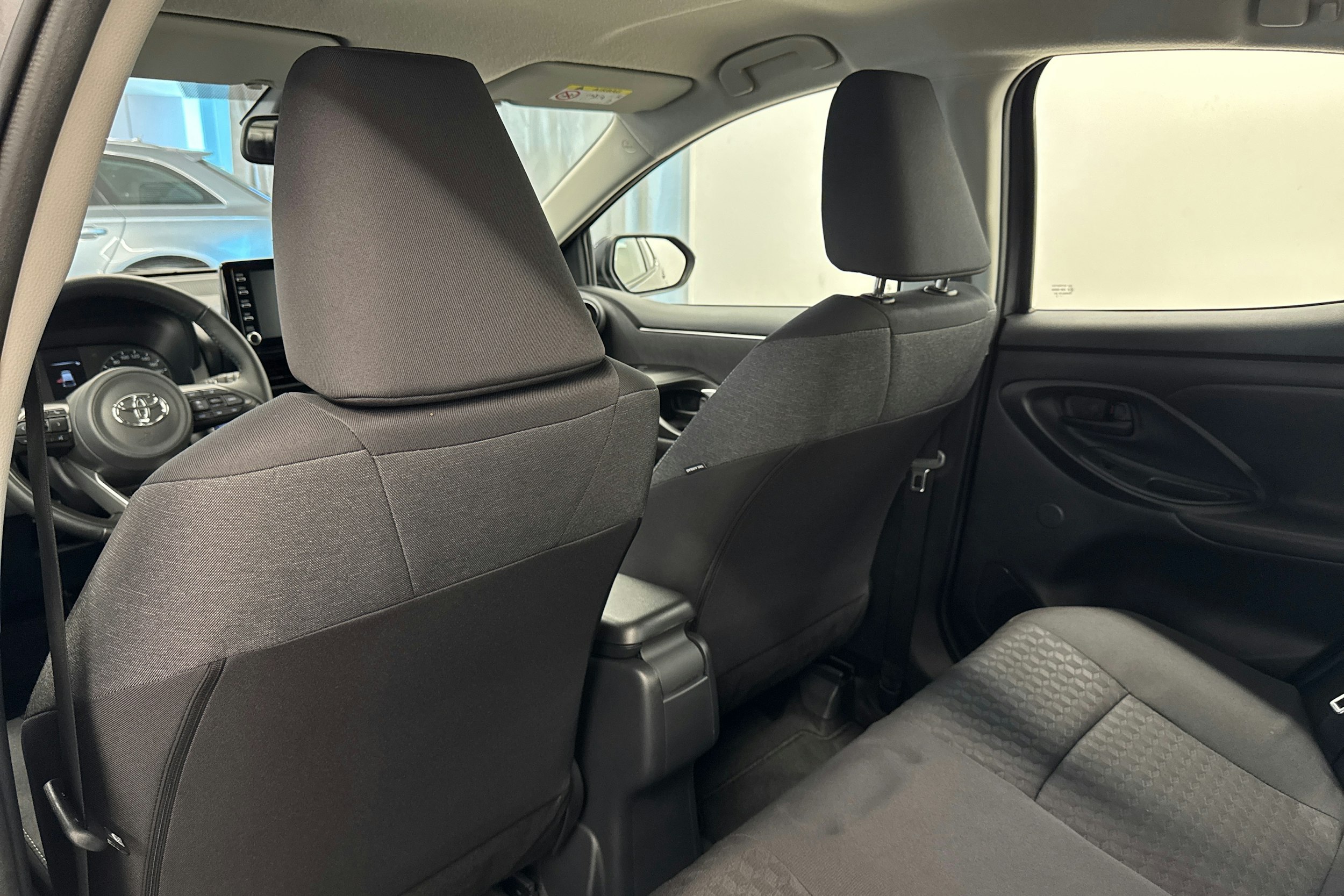 harmaa Toyota Yaris 2022 kuva 14.