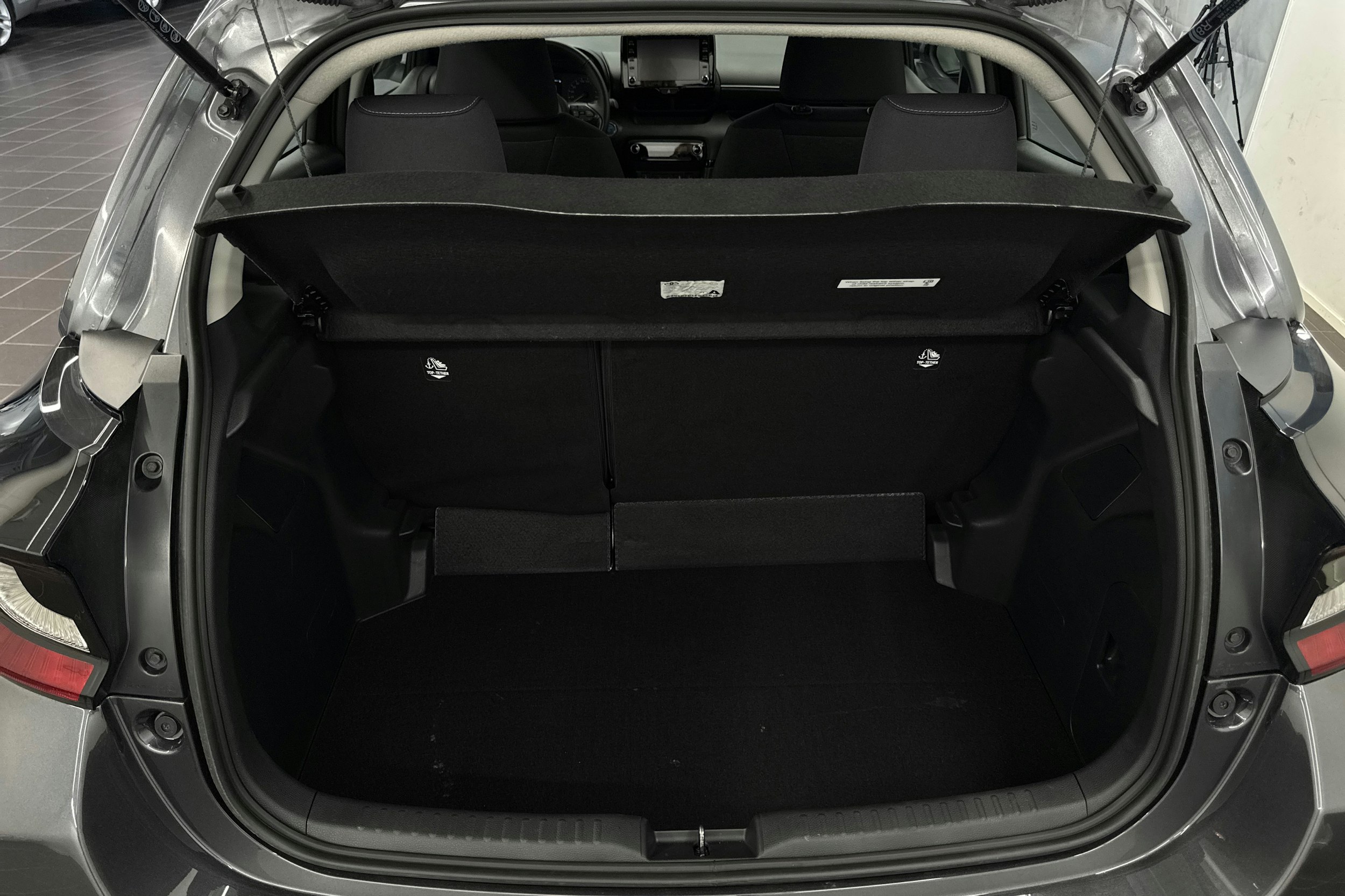 harmaa Toyota Yaris 2022 kuva 34.