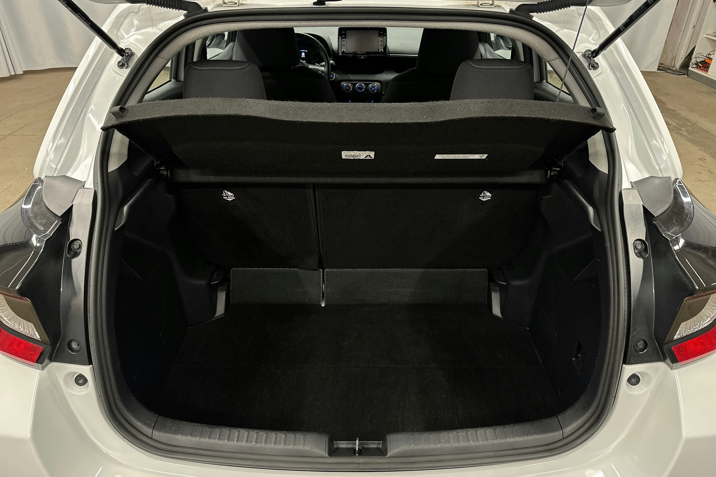 valkoinen Toyota Yaris 2022 kuva 11.