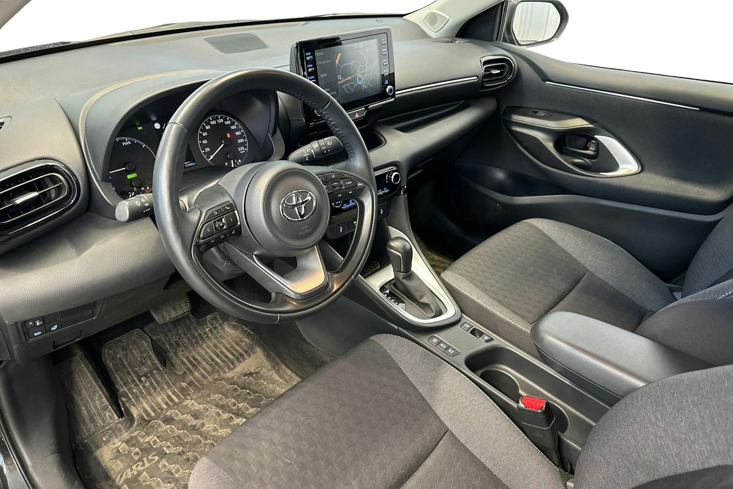 musta Toyota Yaris 2022 kuva 3.