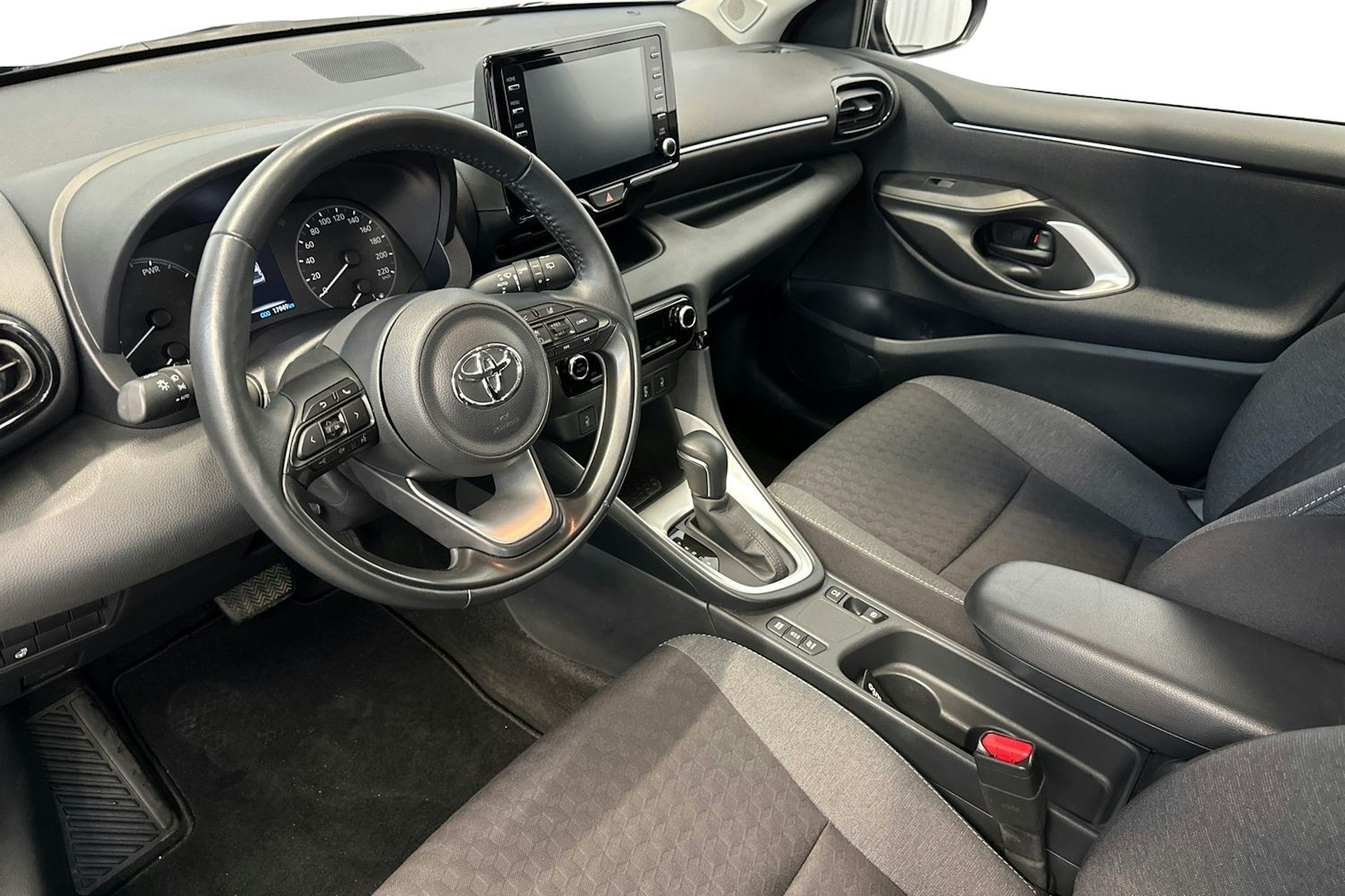 musta Toyota Yaris 2022 kuva 6.