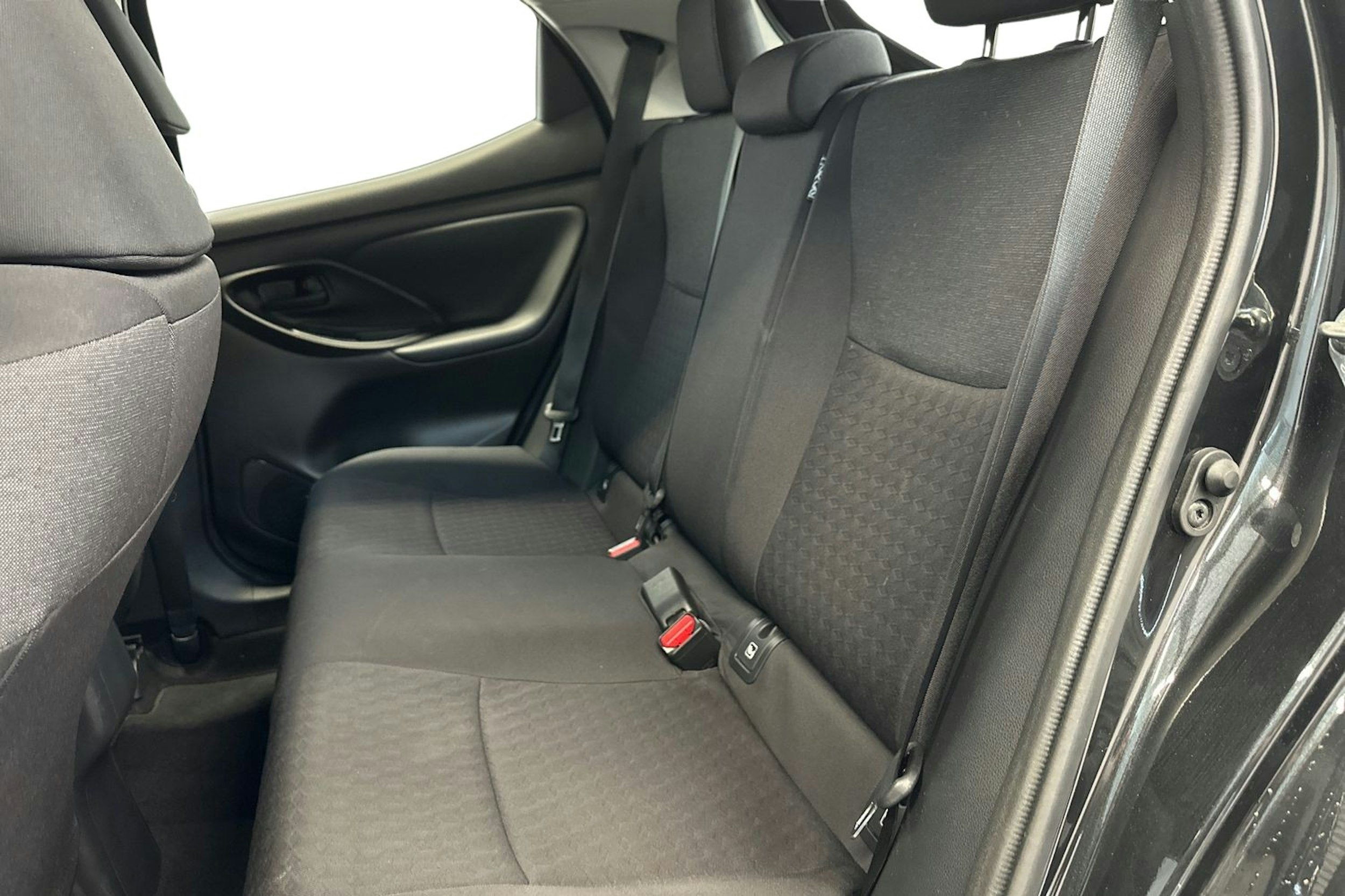 musta Toyota Yaris 2022 kuva 8.