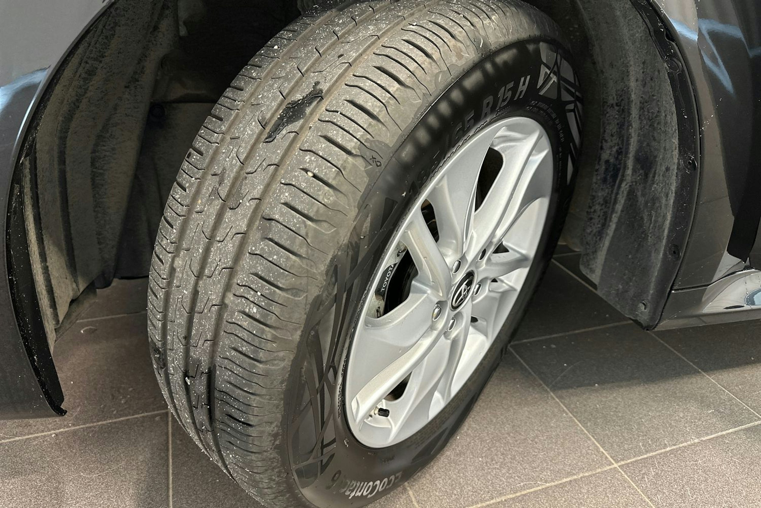 musta Toyota Yaris 2022 kuva 10.