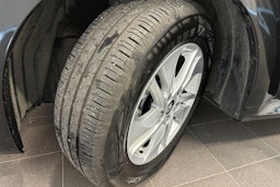 musta Toyota Yaris 2022 kuva 10.