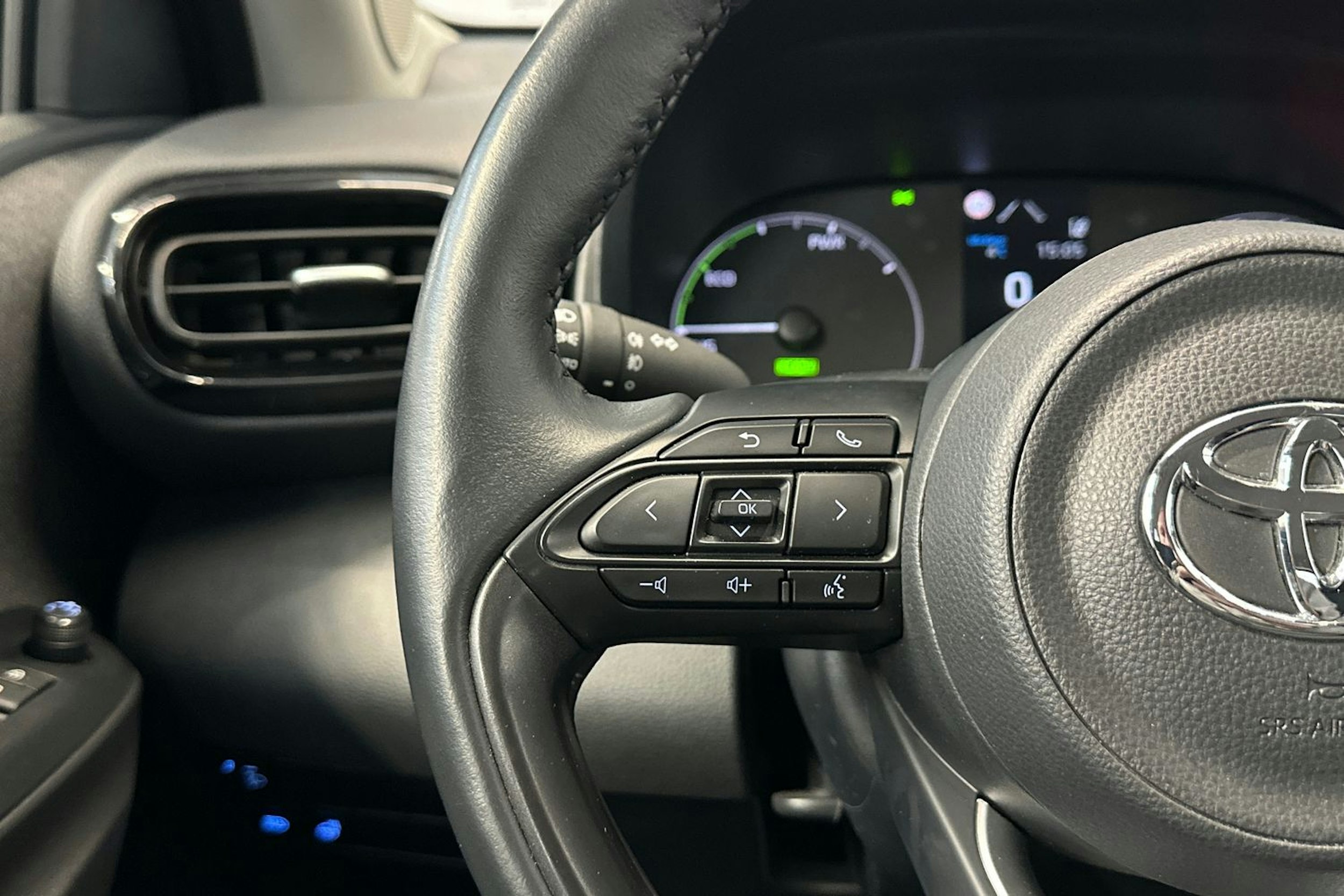 musta Toyota Yaris 2022 kuva 12.