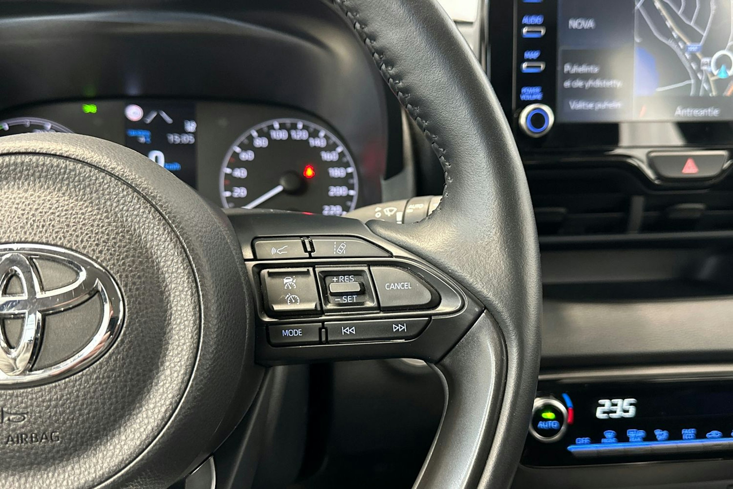 musta Toyota Yaris 2022 kuva 13.