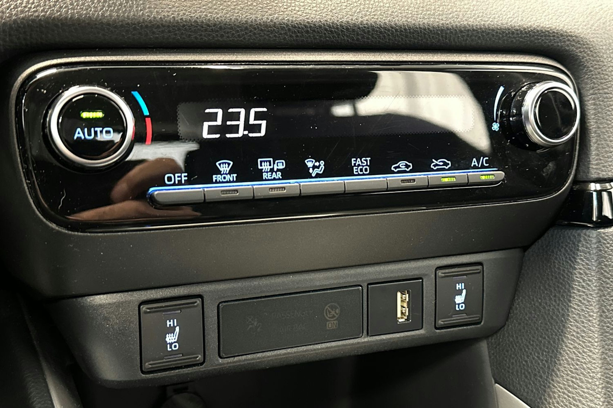 musta Toyota Yaris 2022 kuva 16.