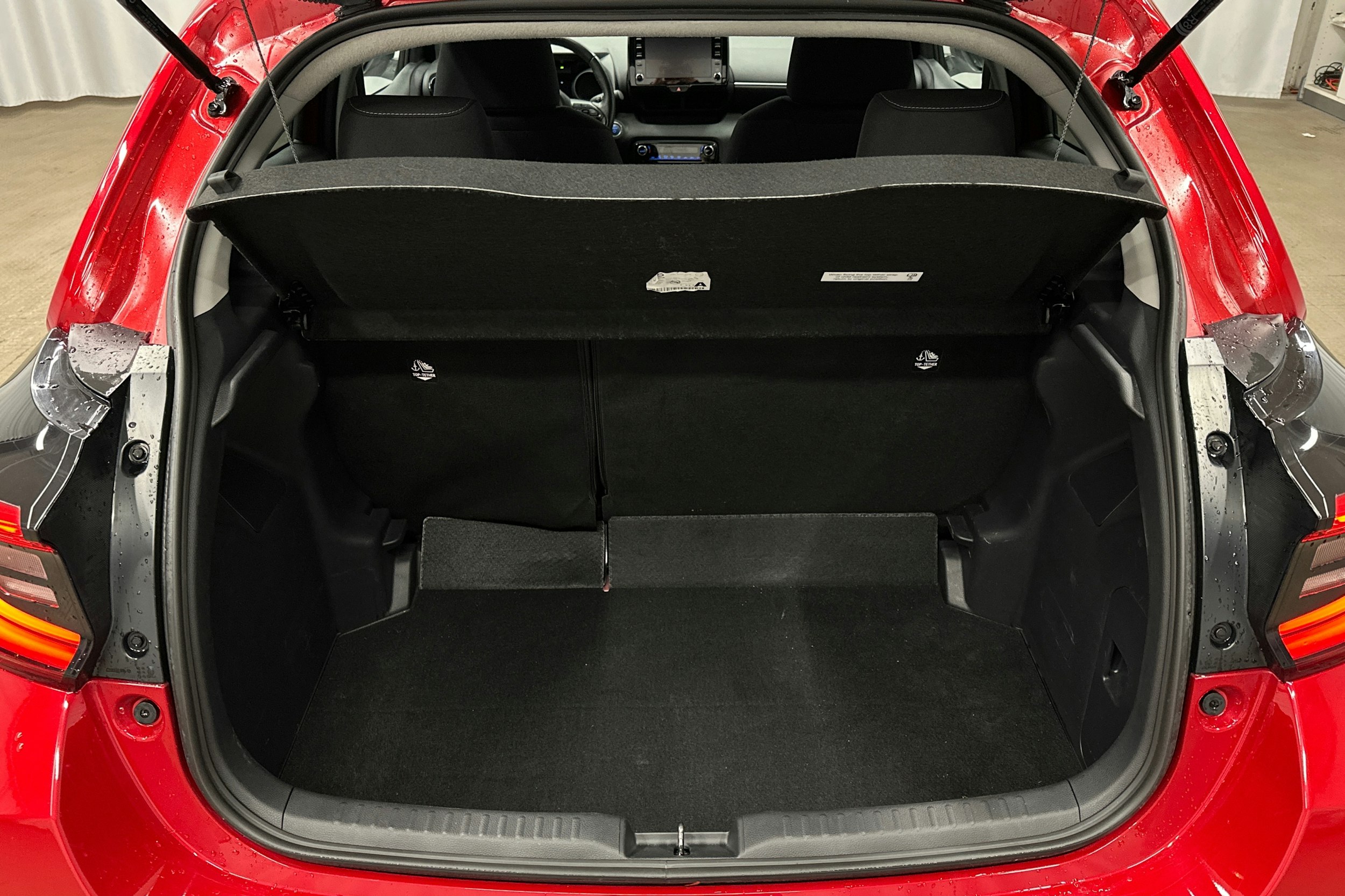 punainen Toyota Yaris 2022 kuva 11.