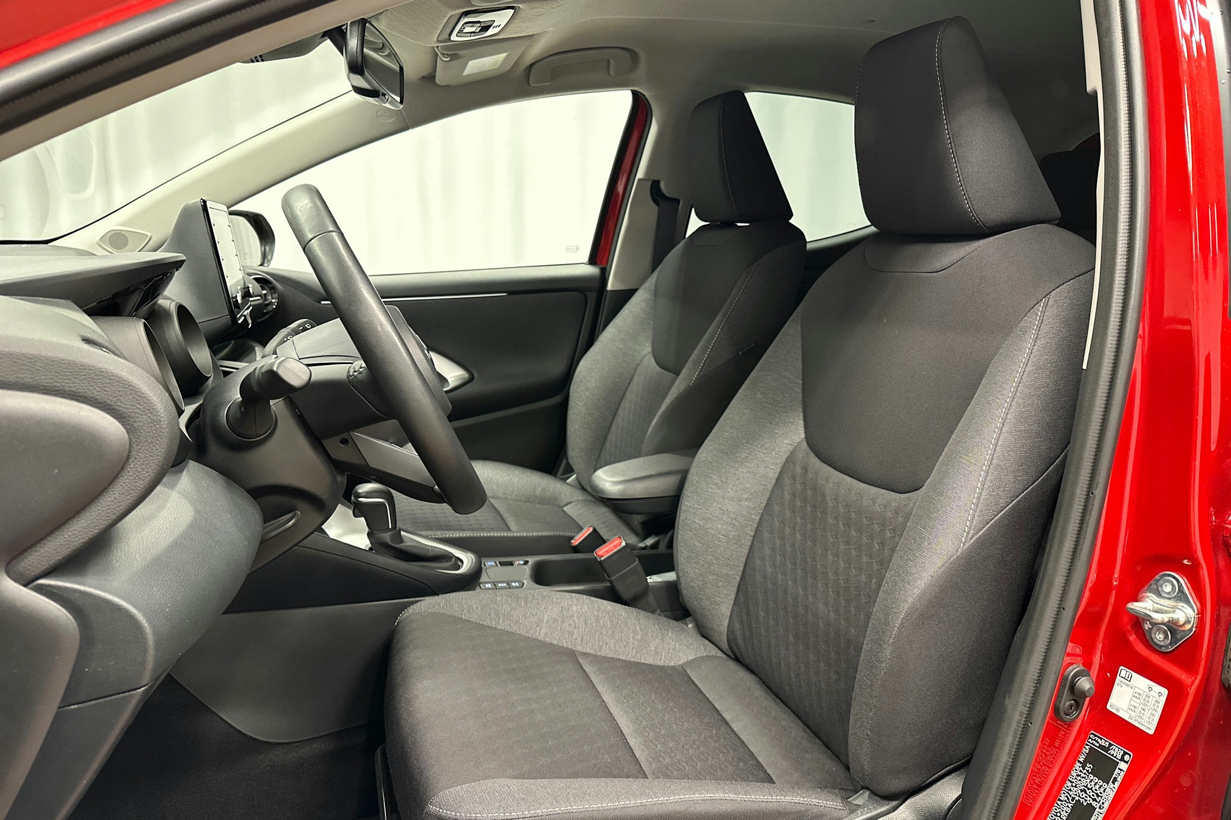 punainen Toyota Yaris 2022 kuva 12.