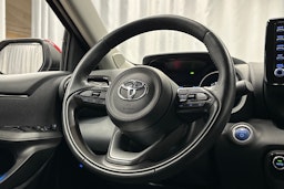 punainen Toyota Yaris 2022 kuva 13.