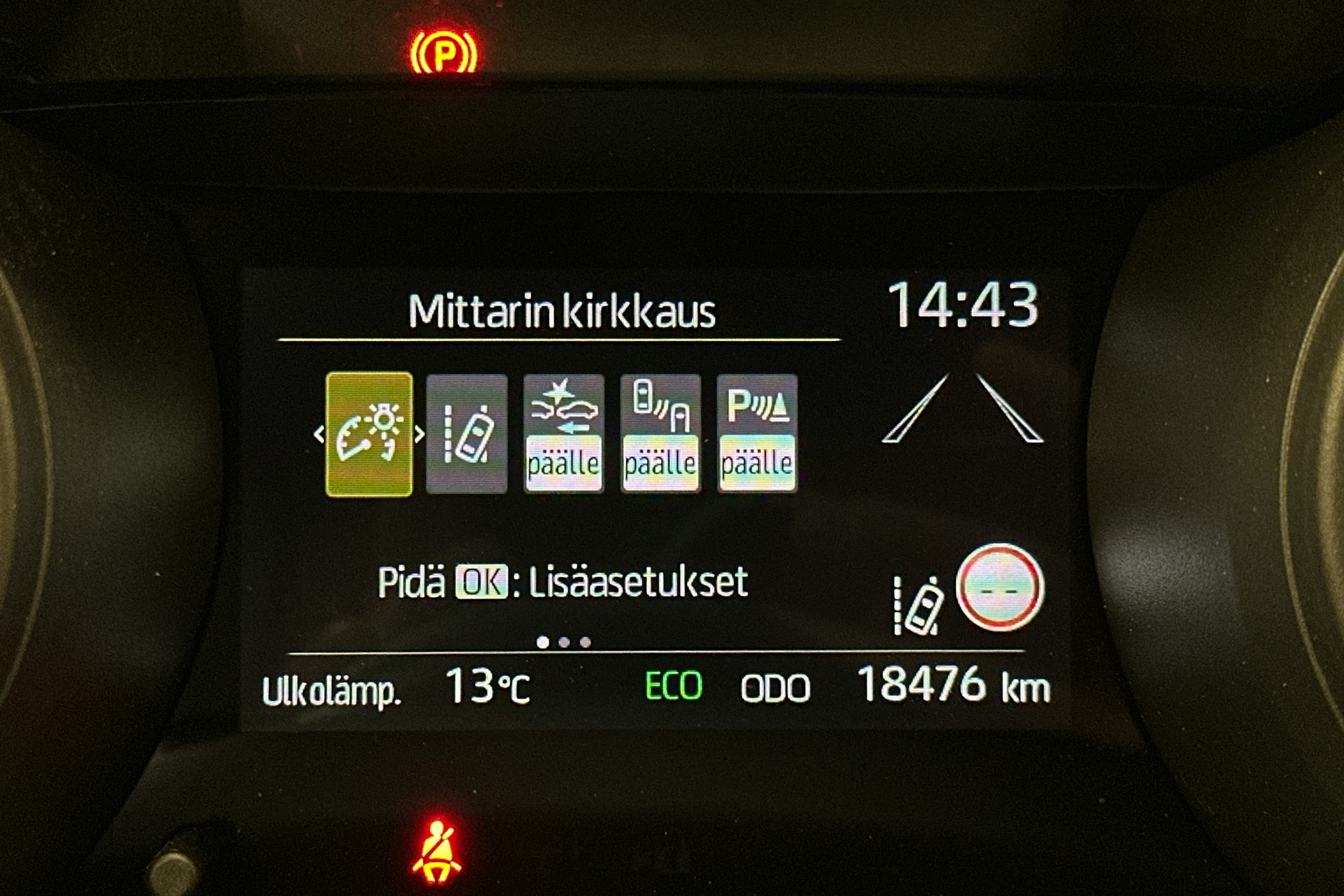 punainen Toyota Yaris 2022 kuva 17.