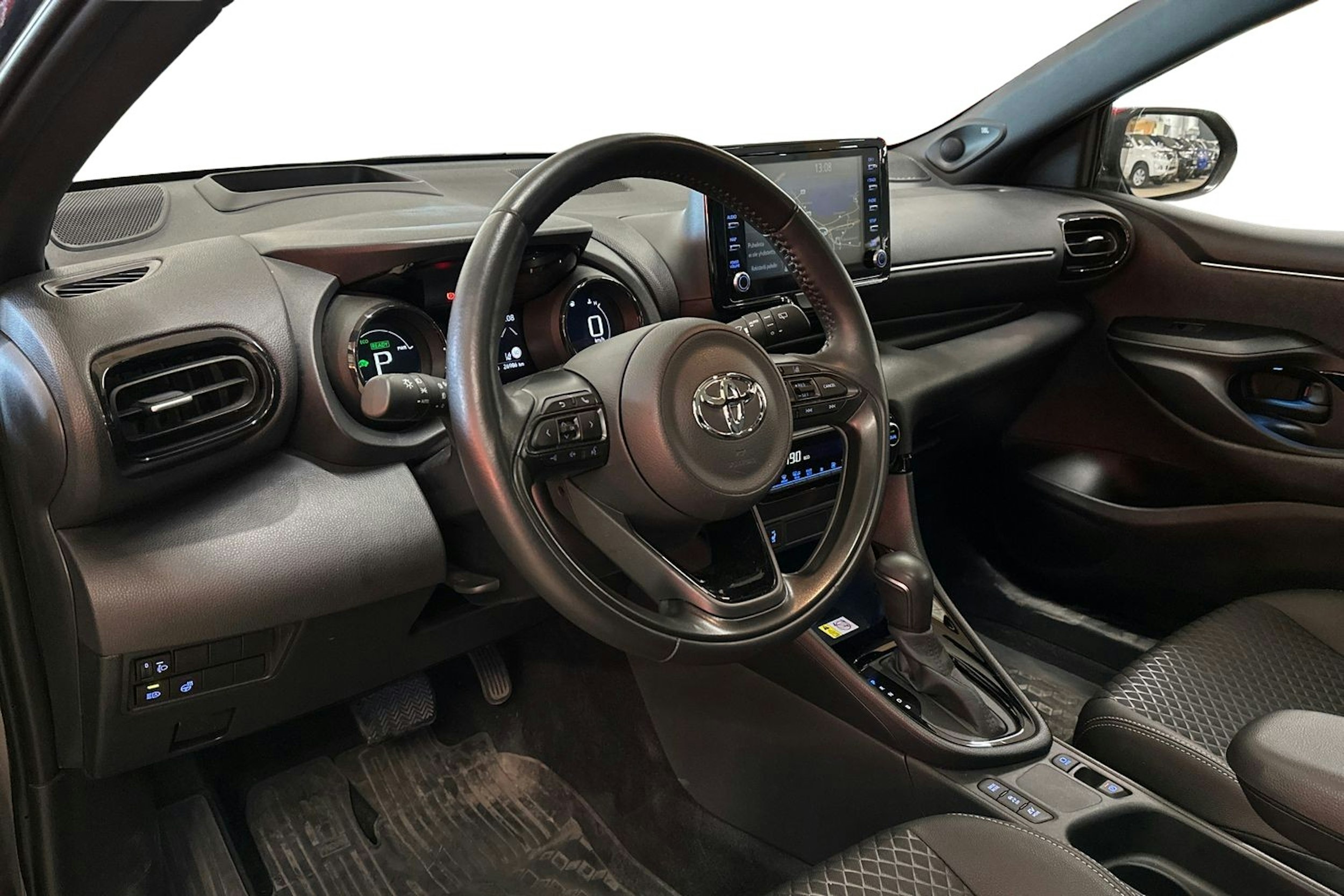 musta Toyota Yaris 2022 kuva 3.