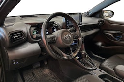 musta Toyota Yaris 2022 kuva 3.
