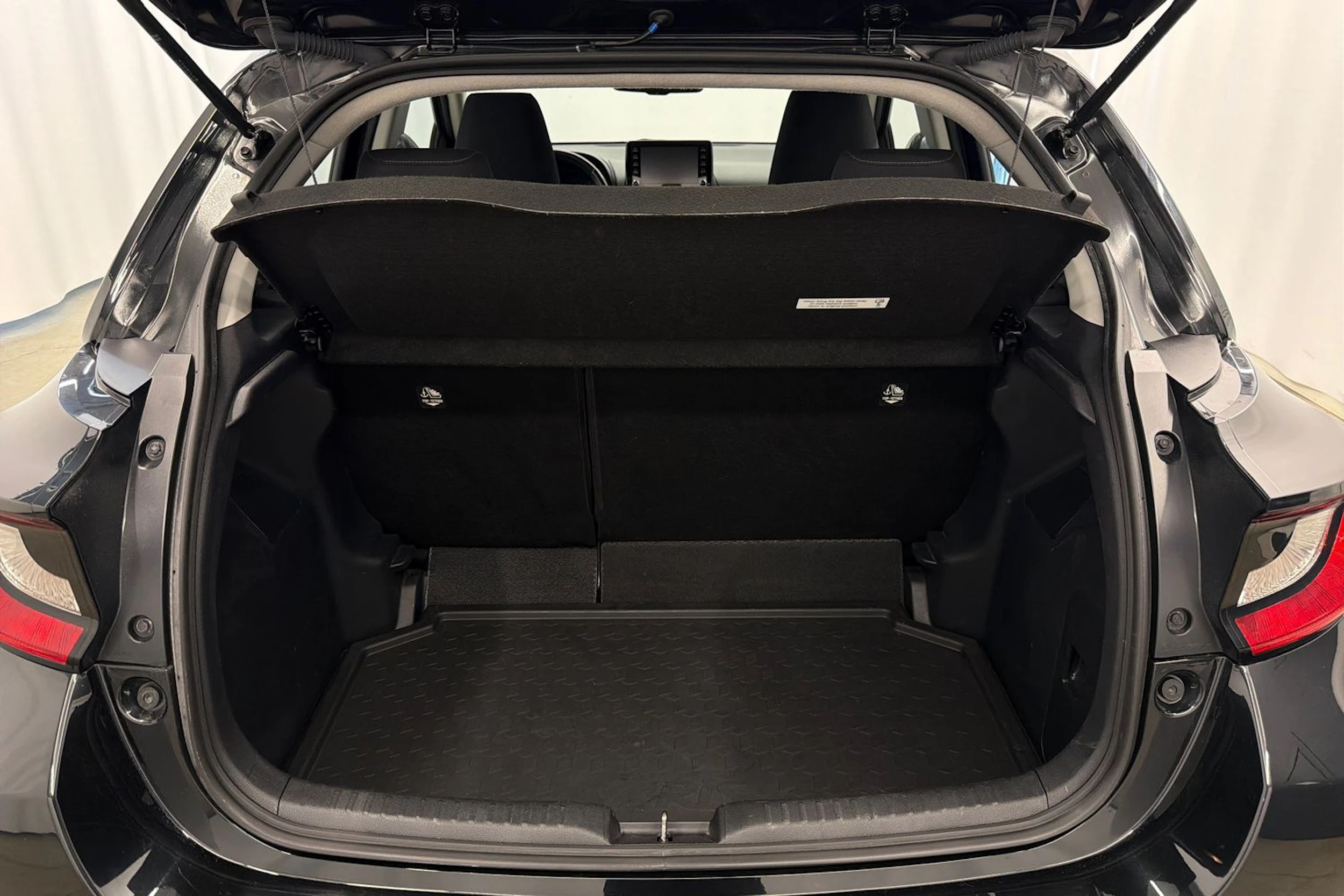 musta Toyota Yaris 2022 kuva 13.