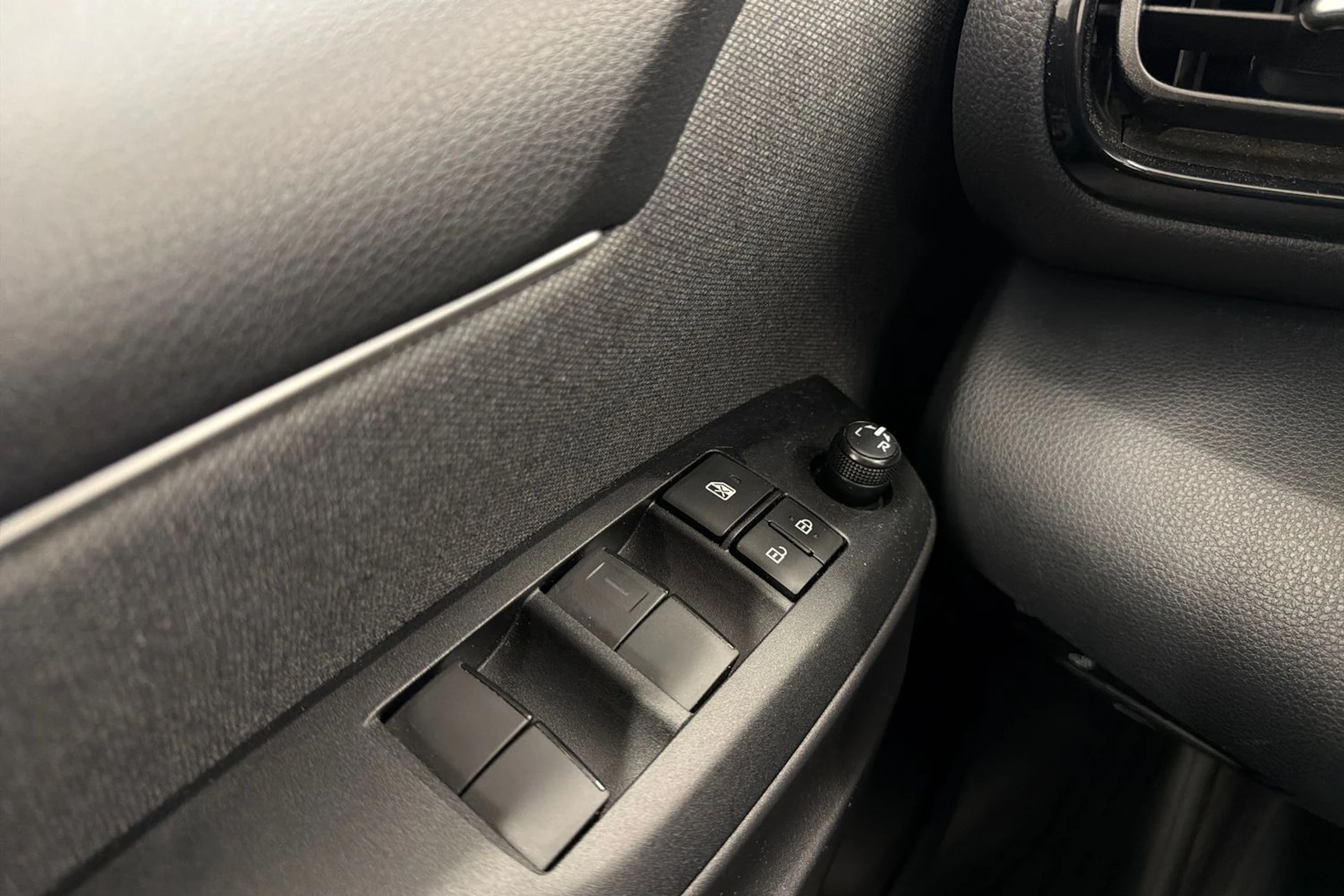 musta Toyota Yaris 2022 kuva 14.