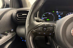musta Toyota Yaris 2022 kuva 16.