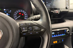 musta Toyota Yaris 2022 kuva 17.