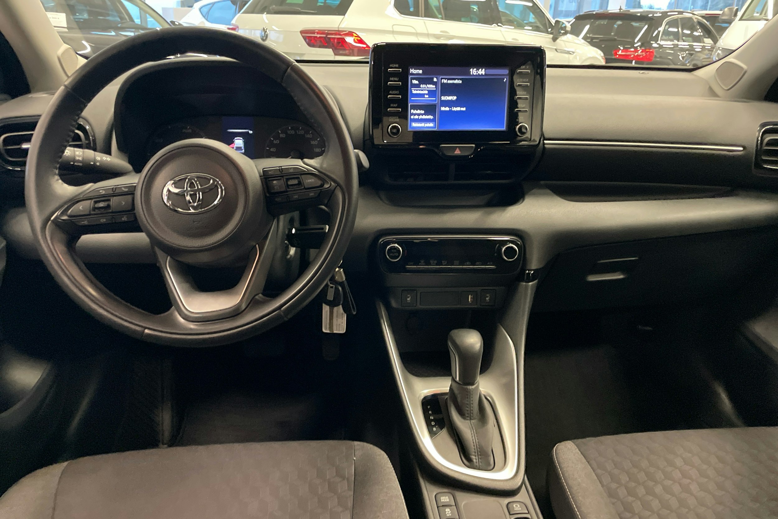 valkoinen Toyota Yaris 2022 kuva 7.