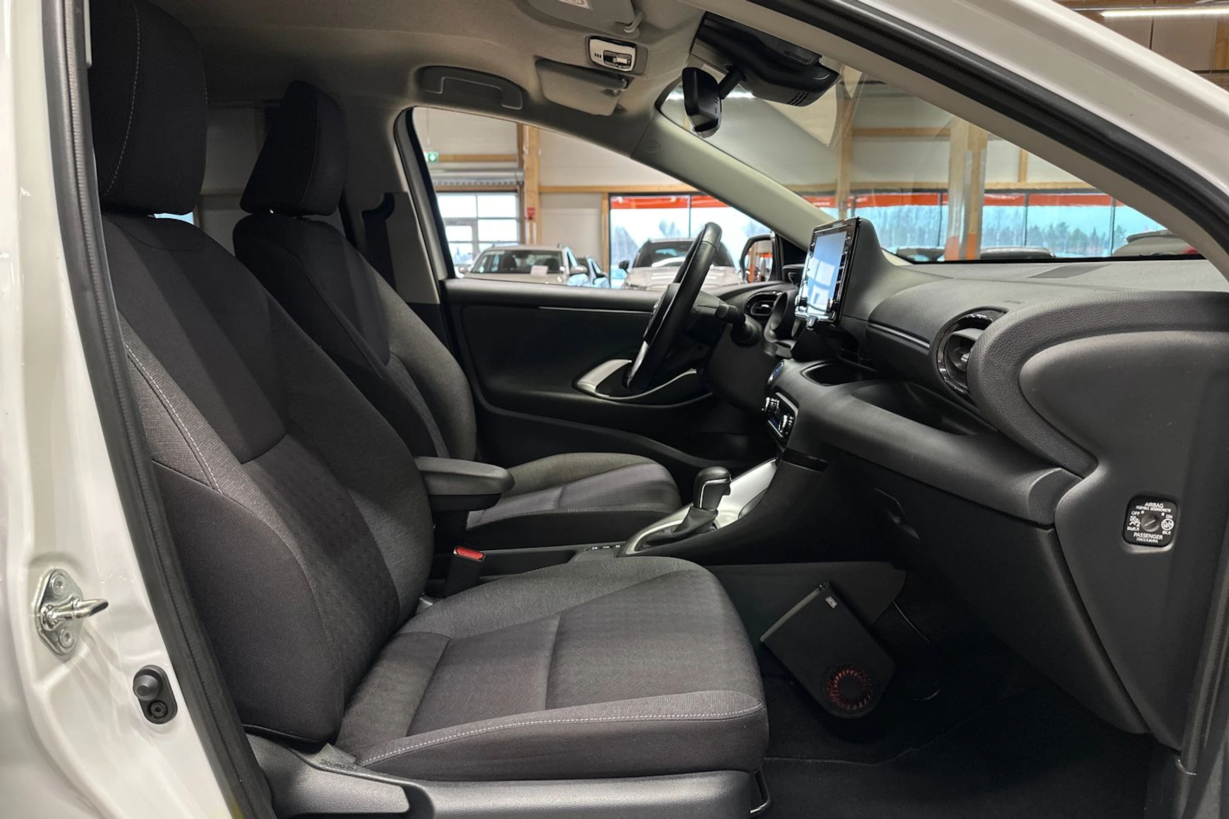 valkoinen Toyota Yaris 2022 kuva 11.