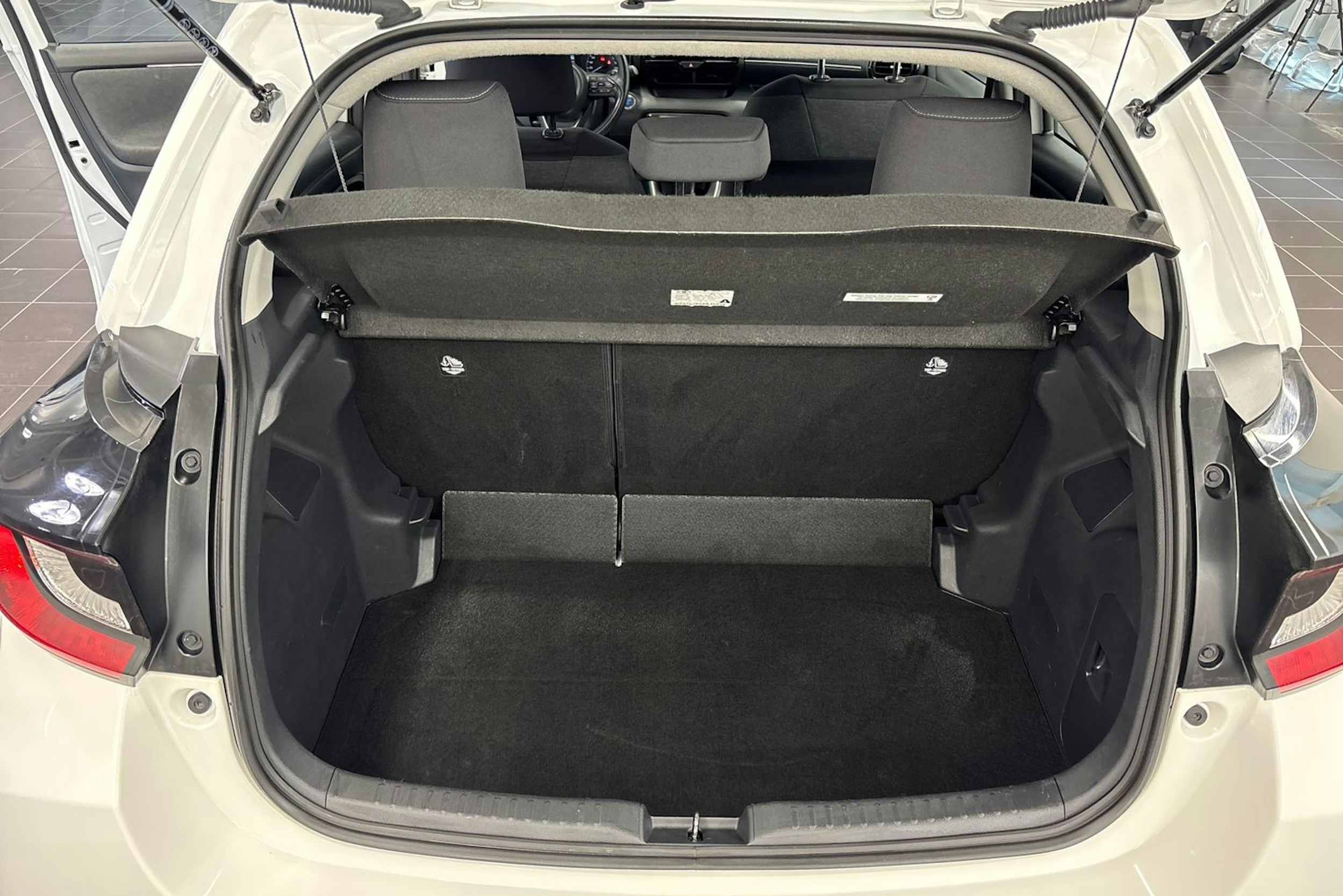 valkoinen Toyota Yaris 2022 kuva 14.