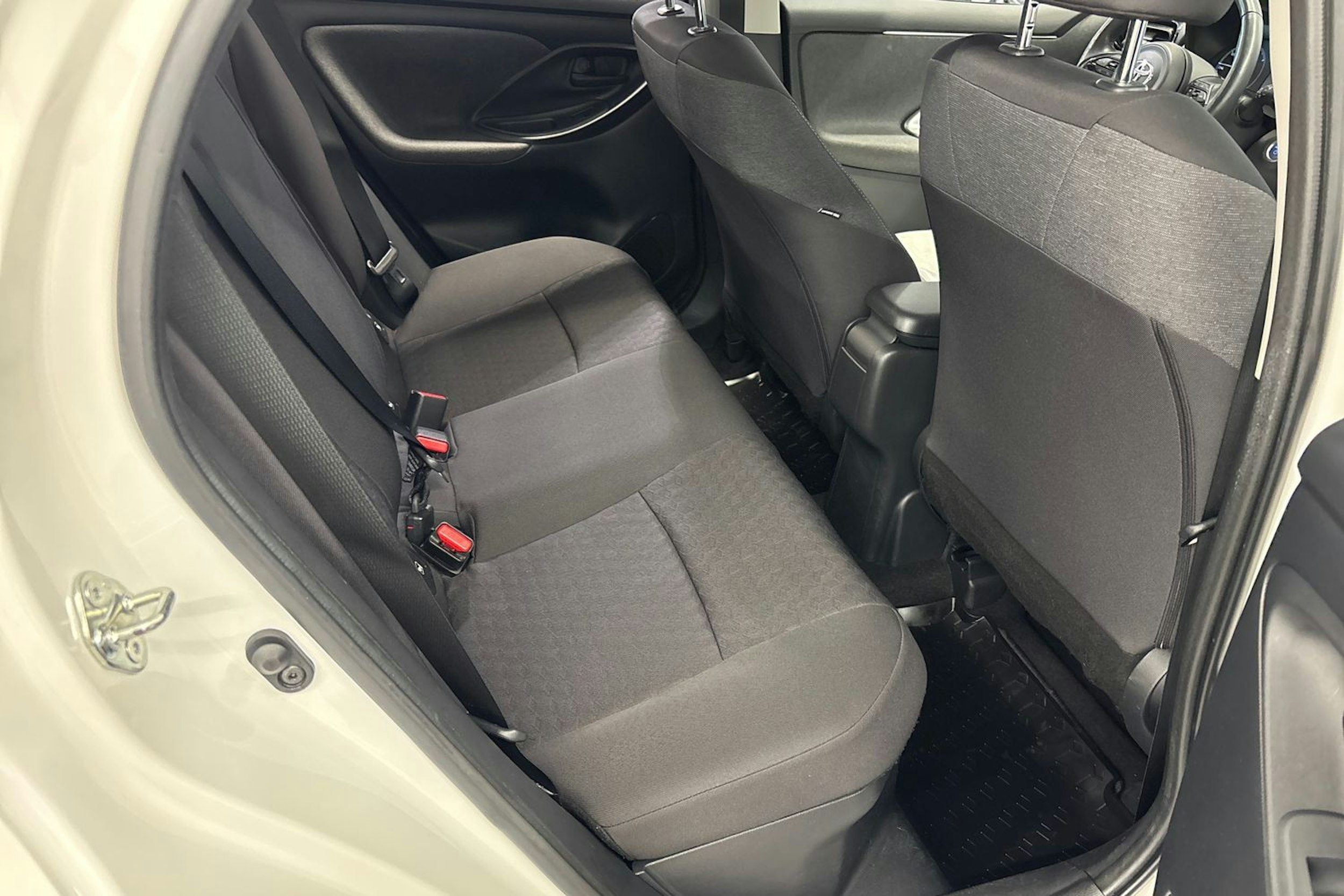 valkoinen Toyota Yaris 2022 kuva 15.