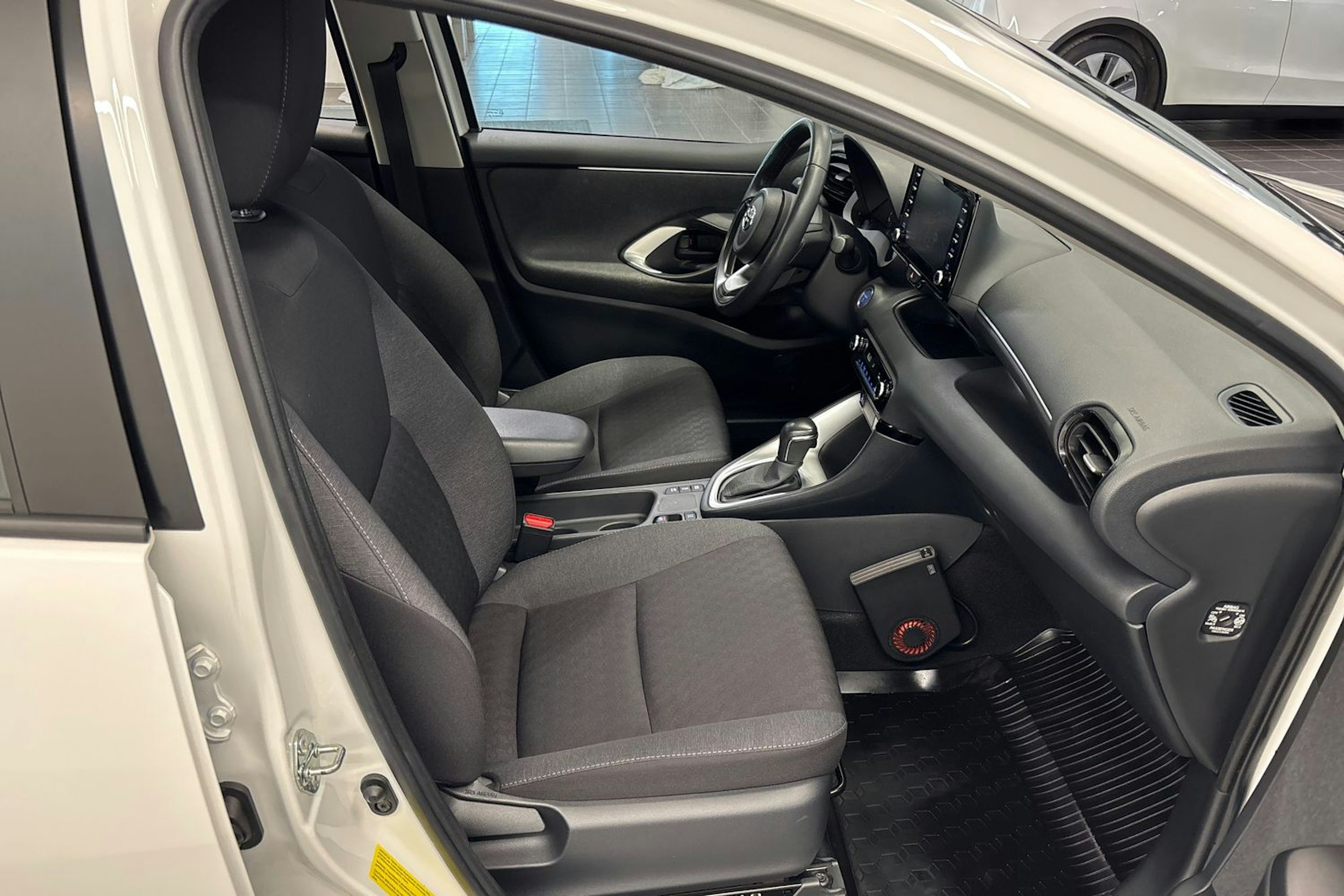 valkoinen Toyota Yaris 2022 kuva 16.